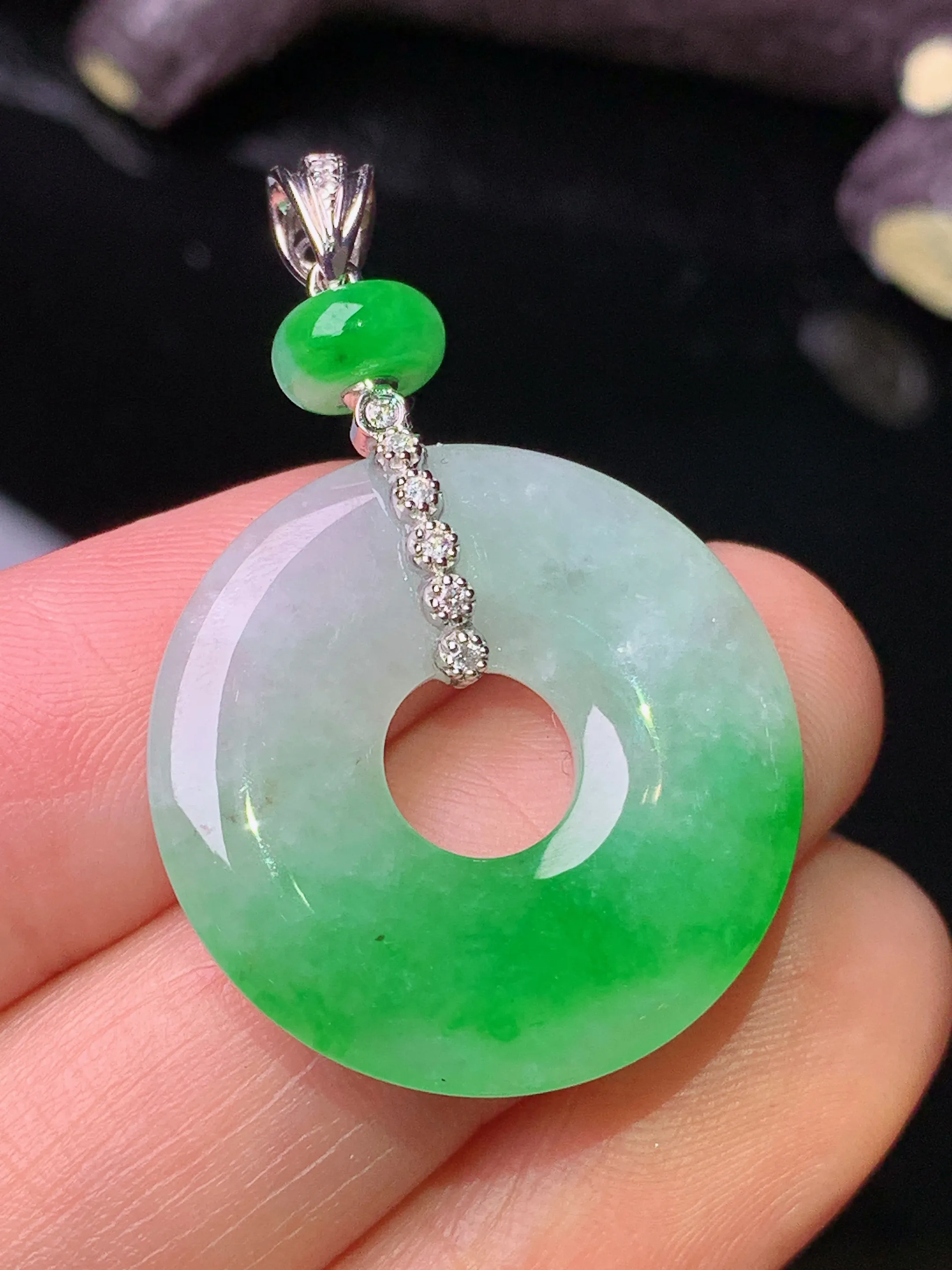 18k金钻镶嵌飘绿平安环吊坠 玉质细腻 色泽清新艳丽 整体尺寸36.5*23.8*3.6