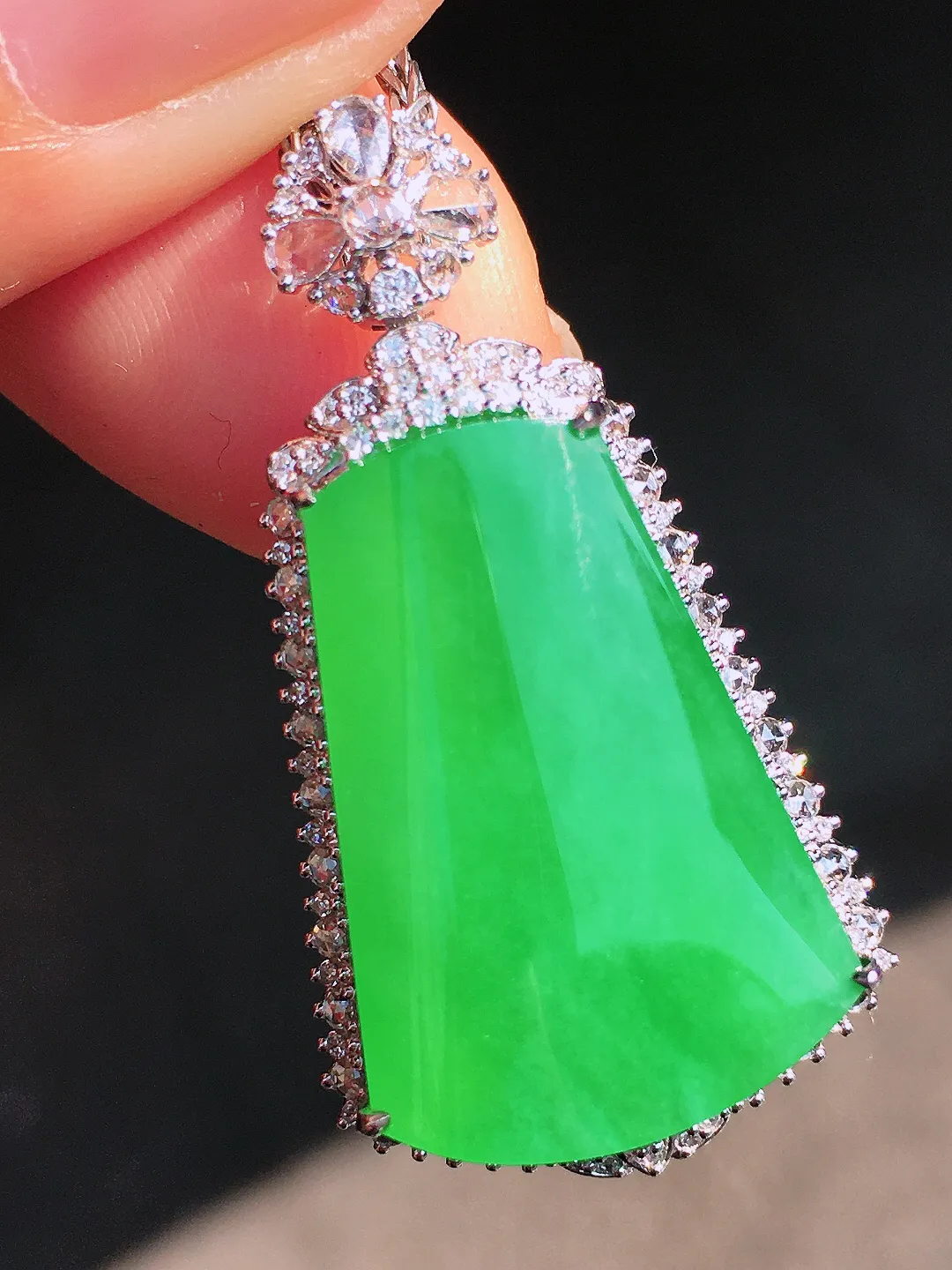 阳绿无事牌吊坠，色泽均匀艳丽，玉质细腻，荧光感超
强，饱满圆润，尽显优雅气质，18k
金豪华镶嵌