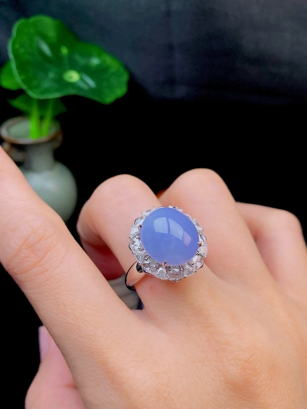 【冰种紫蛋面戒指】饱满度很好，无纹无裂，晶莹剔透，18k金钻镶嵌，裸石尺寸13.5*12.5*5.3毫米