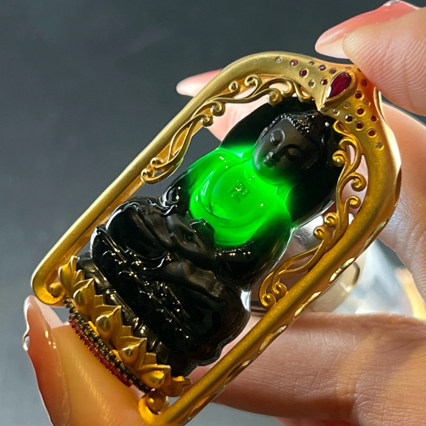 精品墨翠大日如来 种好色正 重金豪镶 打灯通透 油性十足 尺寸50.8