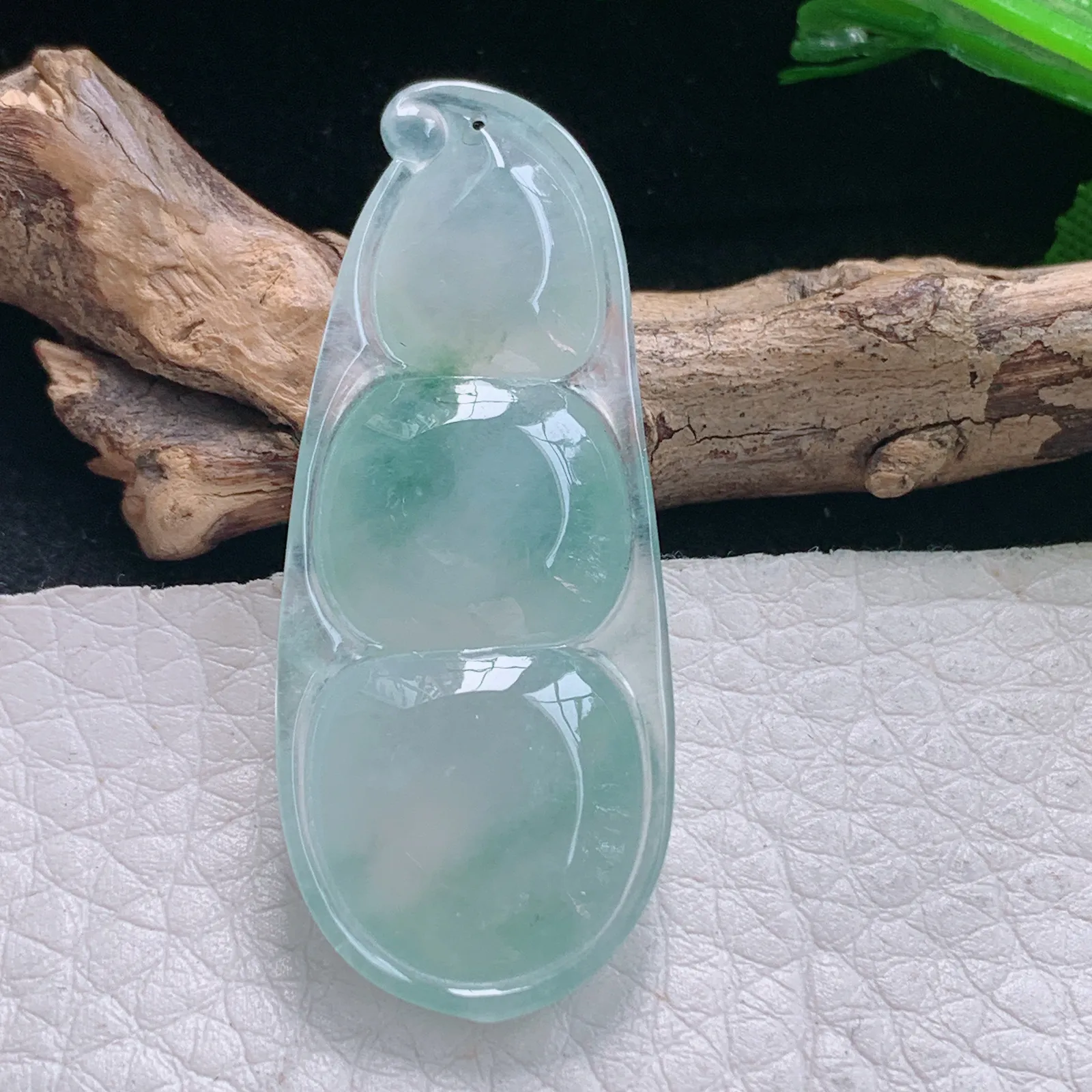 gp实拍43.2*17.8*6缅甸翡翠a货精雕冰润浅绿平安豆玉吊坠 玉挂件