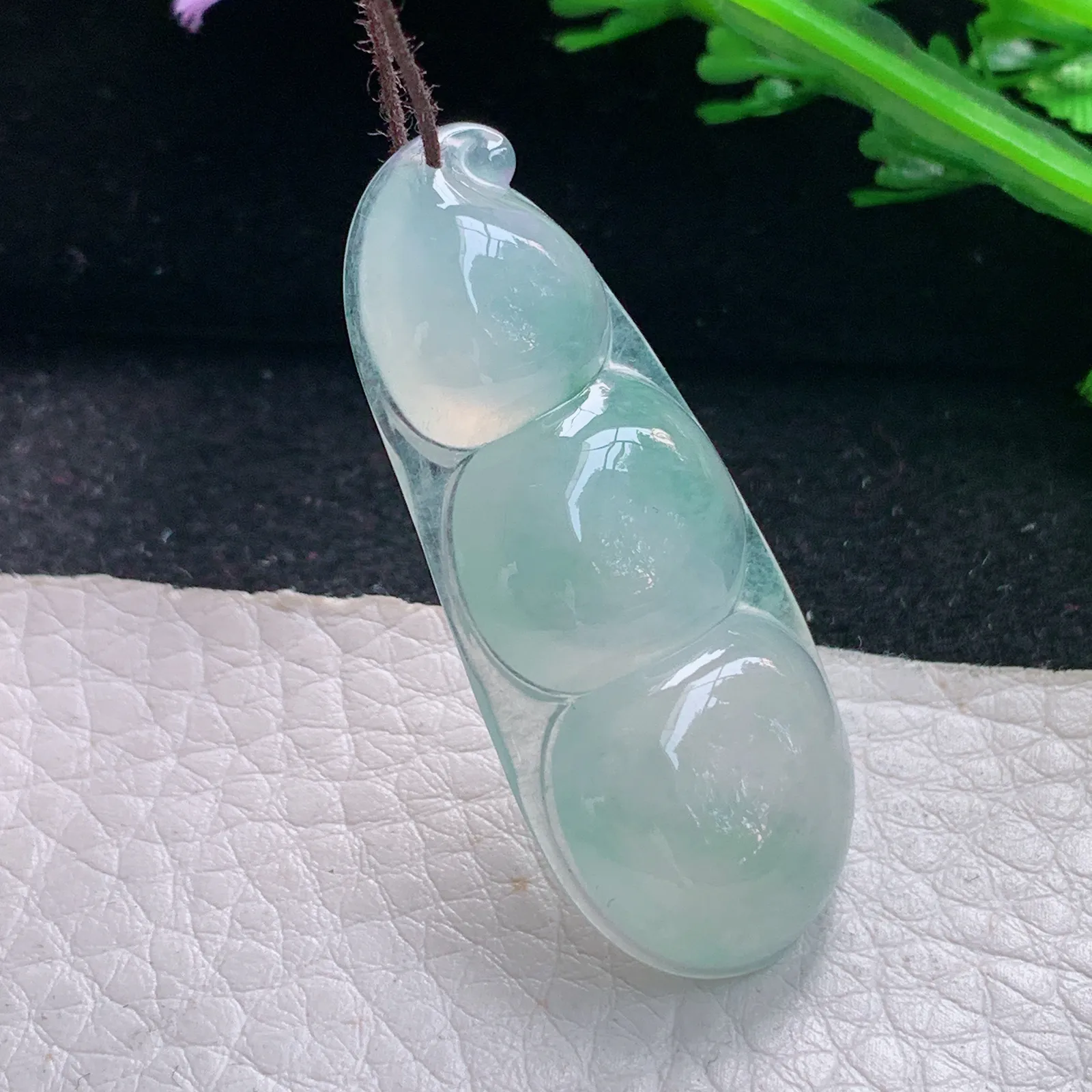 gp实拍43.2*17.8*6缅甸翡翠a货精雕冰润浅绿平安豆玉吊坠 玉挂件