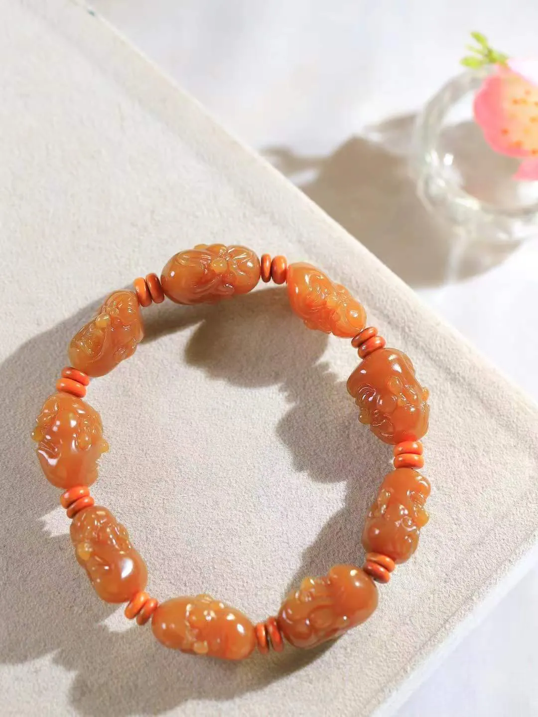 （十八罗汉.手串）

精品和田玉糖玉十八罗汉手串，玉质温润细腻 油性十足 颗颗饱满圆润。罗汉有着金刚不坏之身，修行得道，六根清净， 象征坚毅坚强、顺畅如意、幸福安康，在遇到任何困难时，能够逢凶化吉、消灾避灾。重41.6克 尺寸取一19.8-15.5-10.2mm FDA-121102776