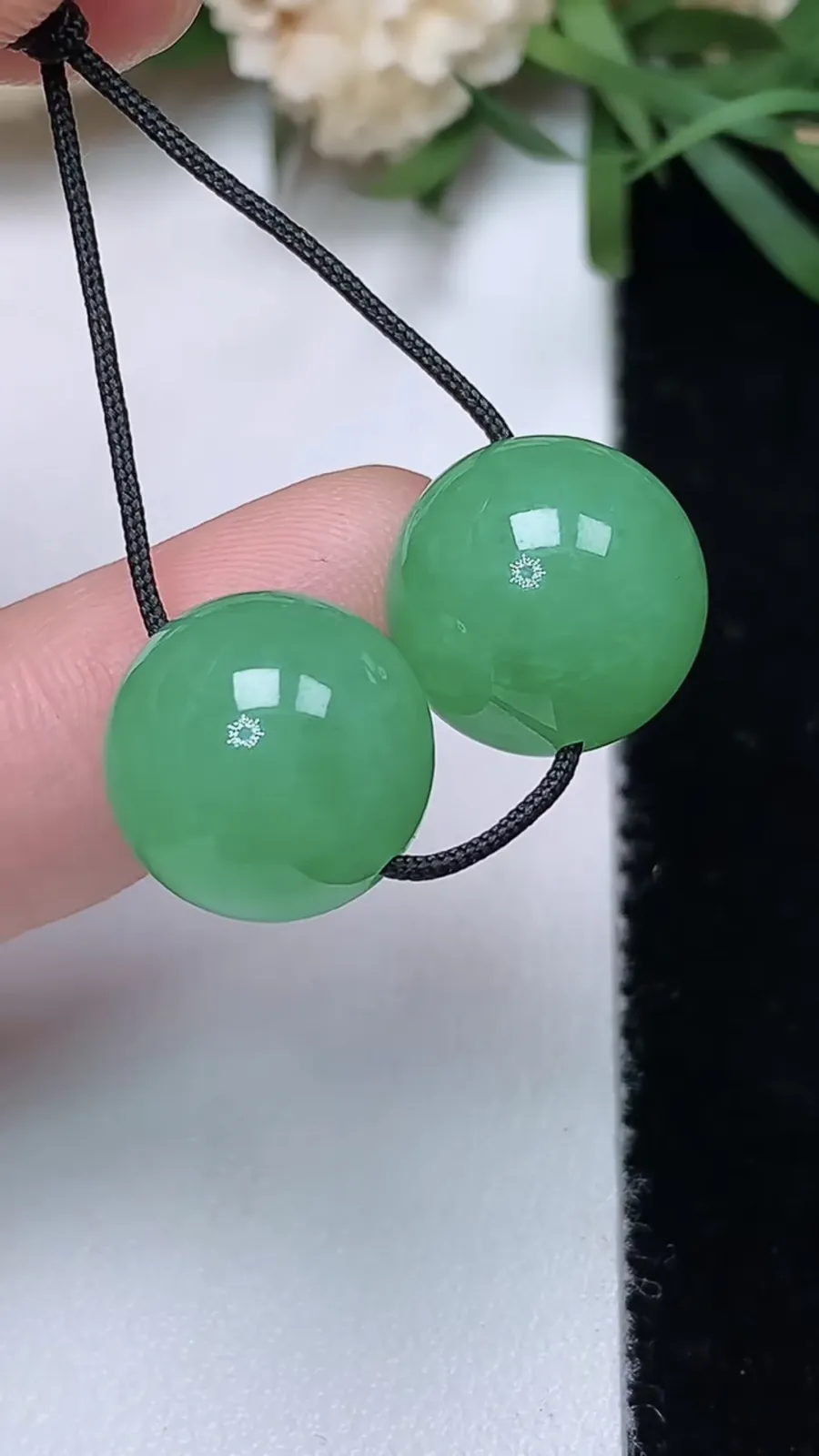 翡翠a货满绿圆珠一对，尺寸11.6，重量:5.77g