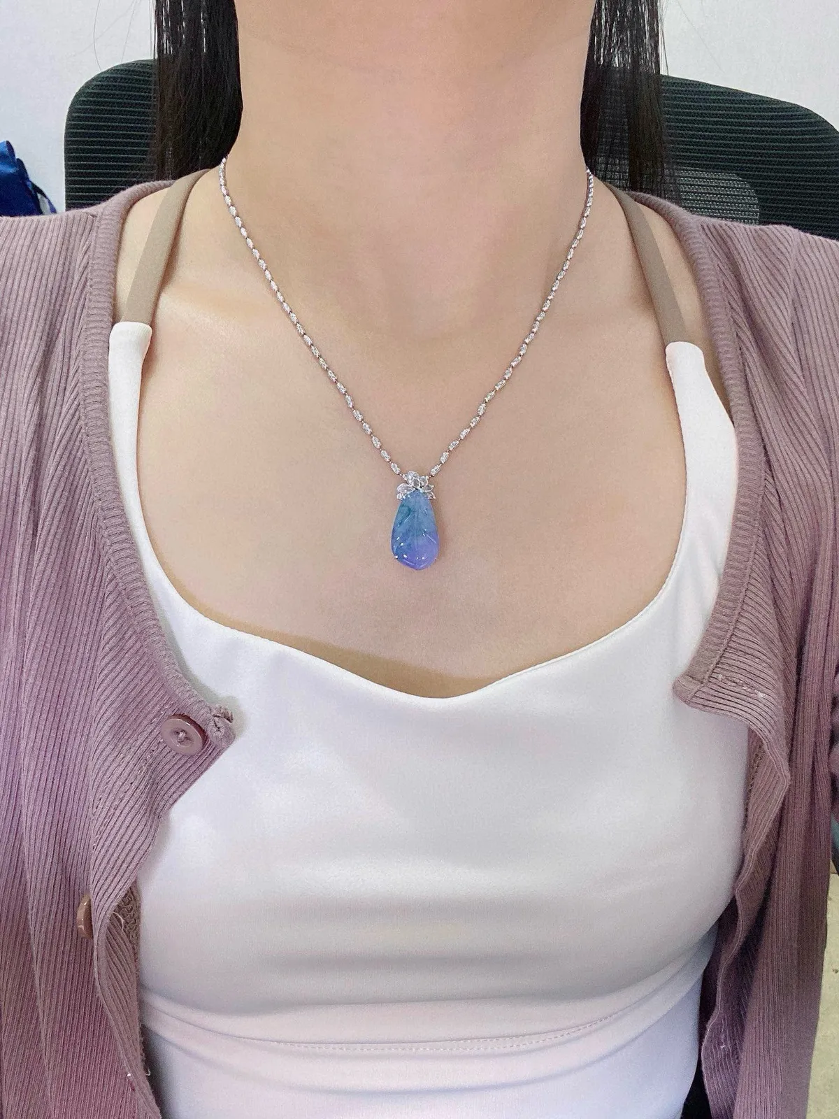 【冰种紫罗兰叶子】金枝玉叶，质地细腻，冰润透亮，光泽出众，18k金钻镶嵌，裸石尺寸21.9*13.4*2.8毫米