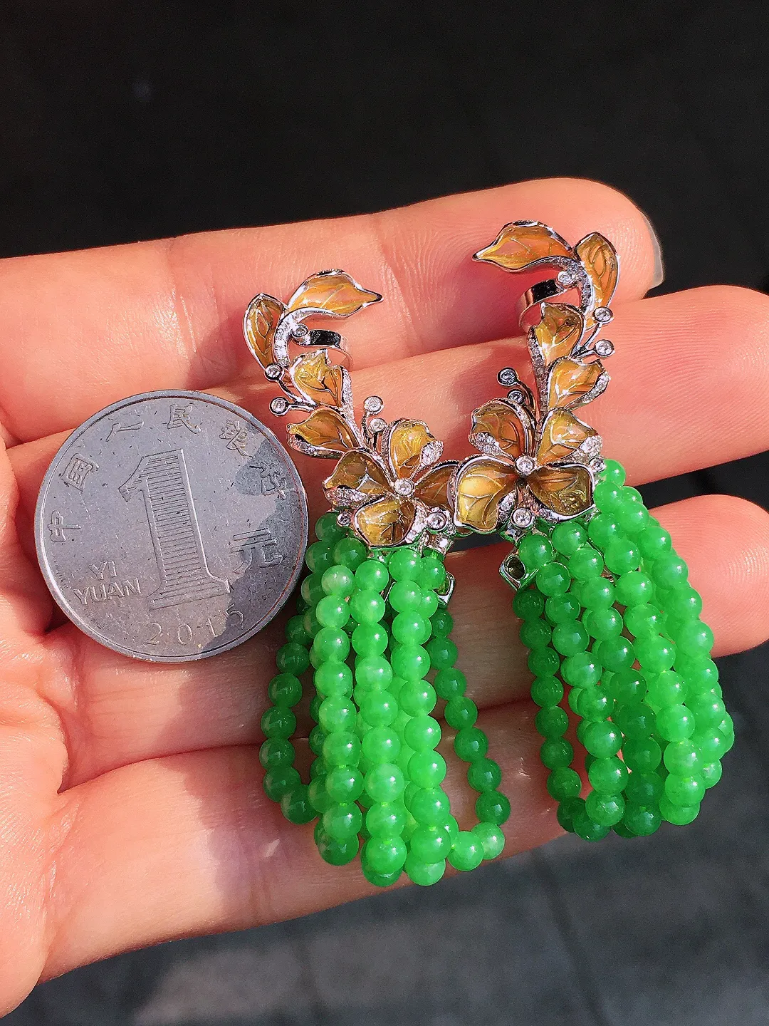 阳绿珠子耳坠，色泽均匀艳丽，玉质细腻，荧光感超
强，饱满圆润，尽显优雅气质，18k
金豪华镶嵌