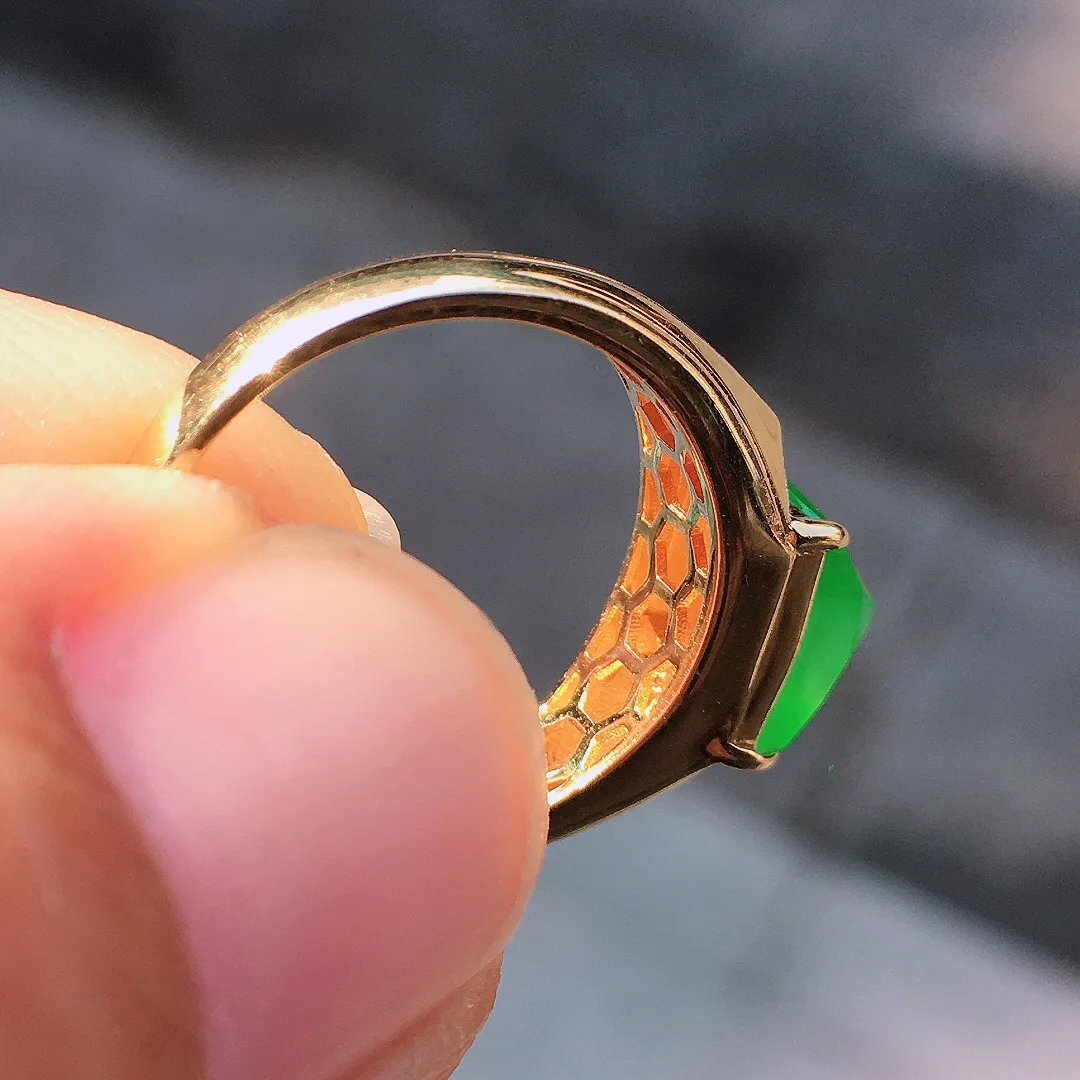 阳绿方块戒指，色泽均匀艳丽，玉质细腻，荧光感超
强，饱满圆润，尽显优雅气质，18k
金豪华镶嵌