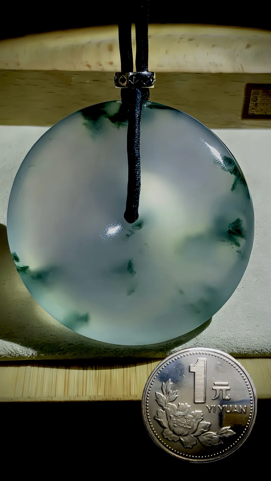 【顺遂平安】。高品质飘花平安扣，
莹润如凝脂，飘蓝花，似墨染山水，方寸间藏着自然的灵韵，平安顺遂皆在其中。种水通透如月光，蓝花蜿蜒似流云，触之温润，佩之纳福，是岁月静好的温柔信物。
作品50.2-11mm，