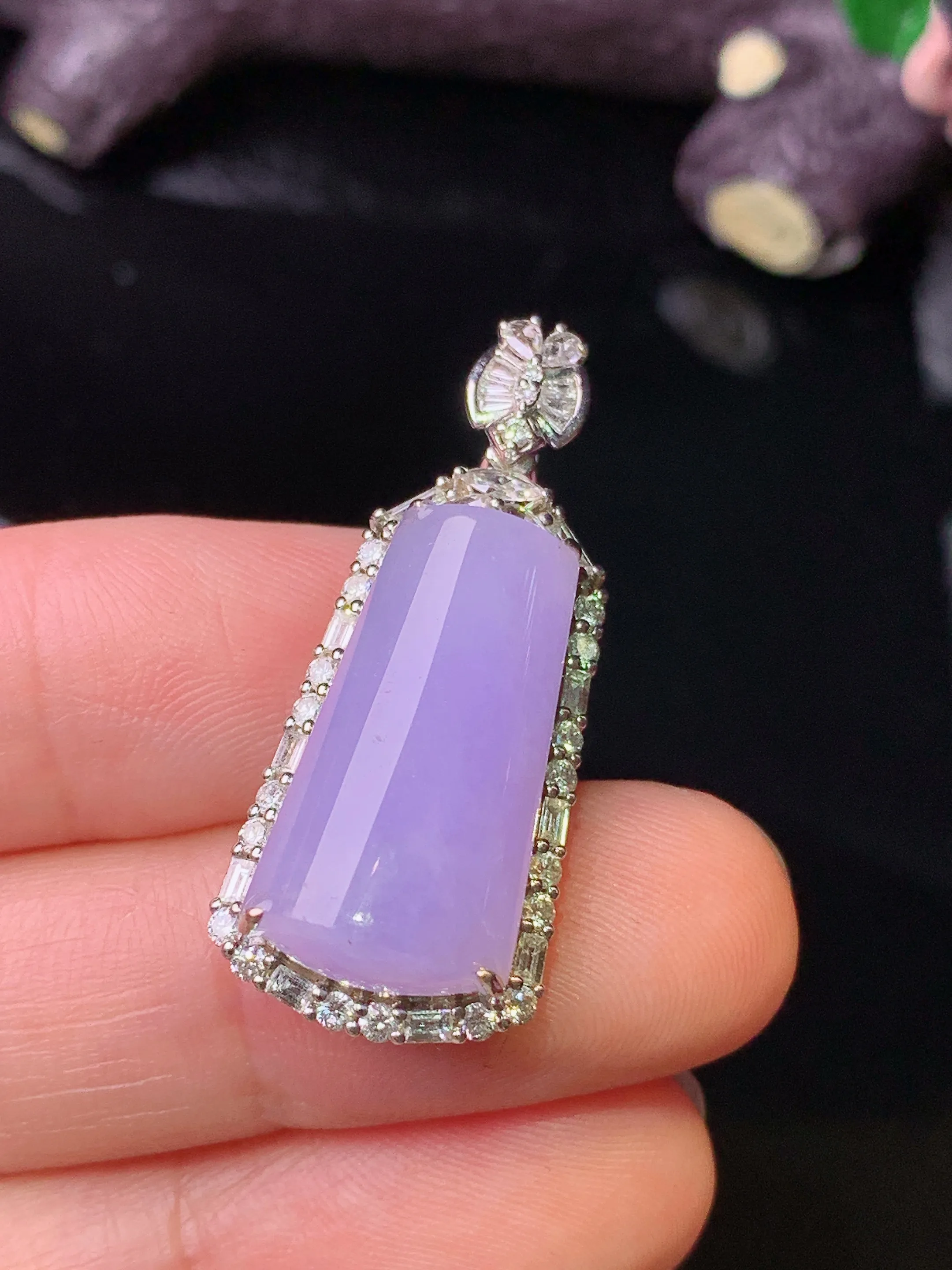 18k金钻镶嵌紫罗兰玉柱吊坠 玉质细腻 色泽清新艳丽 整体尺寸33*14*9.3