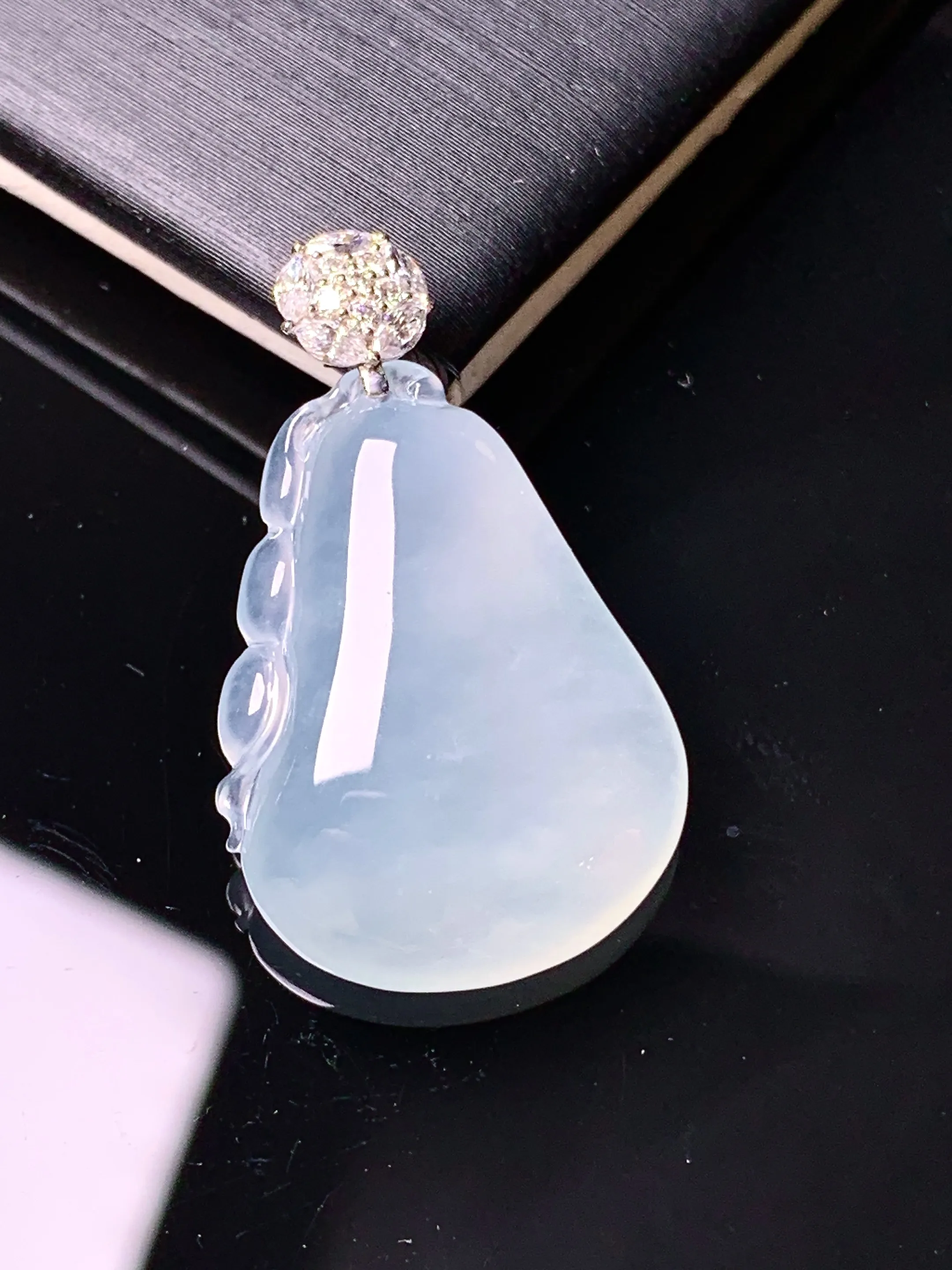 18k金钻镶嵌冰种福瓜吊坠 玉质细腻 色泽清新艳丽 整体尺寸28.3*17*5.5