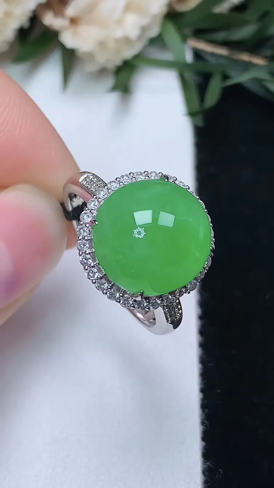 翡翠a货18k金冰种满阳绿蛋面戒指，尺寸17.2-11.7-11.4，重量:5.69g