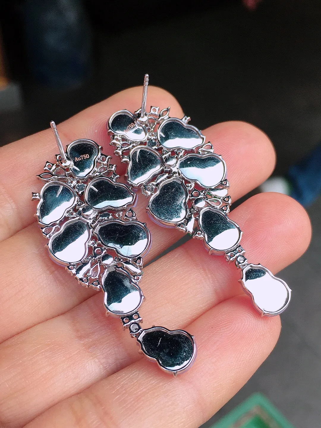 紫罗兰葫芦耳坠，色泽均匀艳丽，玉质细腻，荧光感超
强，饱满圆润，尽显优雅气质，18k
金豪华镶嵌