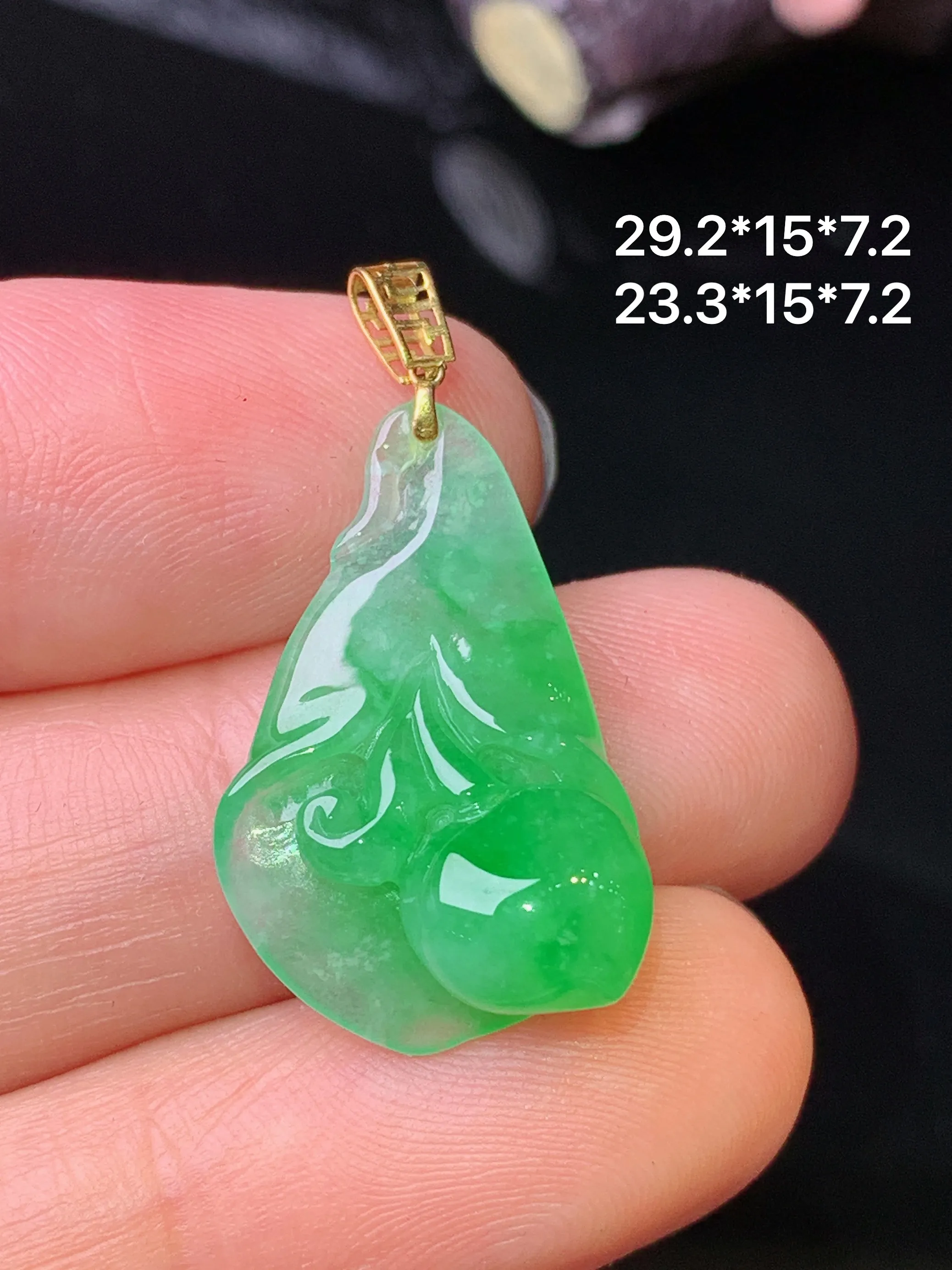 18k金镶嵌花蕾吊坠 玉质细腻 色泽清新艳丽 整体尺寸29.2*15*7.2