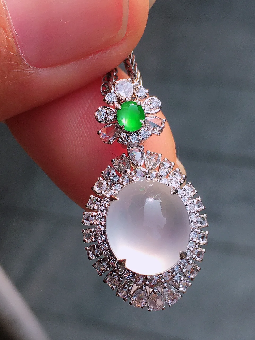 玻璃种蛋面吊坠，玉质细腻，荧光感超
强，饱满圆润，尽显优雅气质，18k
金豪华镶嵌