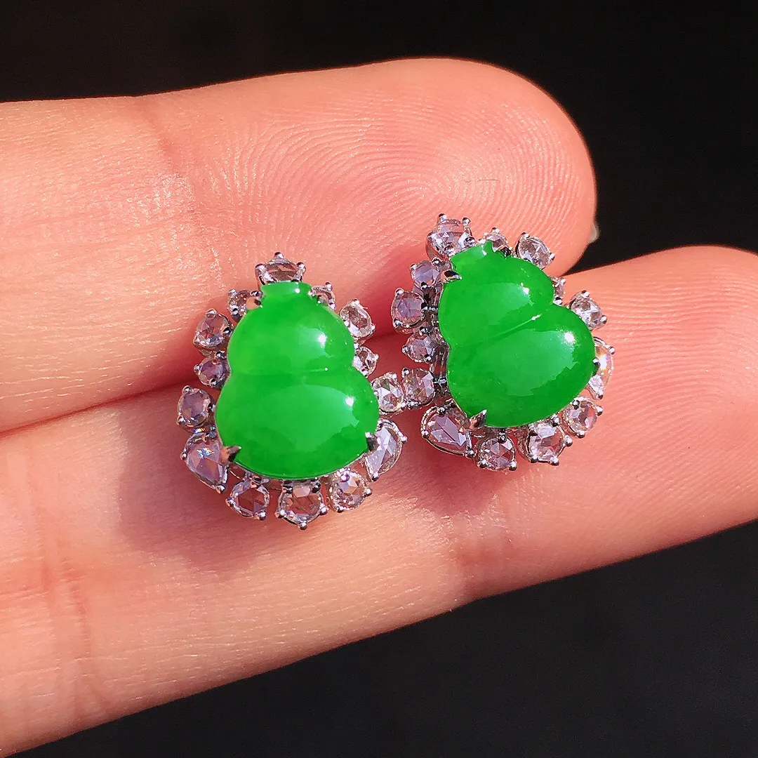 阳绿葫芦耳钉，色泽均匀艳丽，玉质细腻，荧光感超
强，饱满圆润，尽显优雅气质，18k
金豪华镶嵌