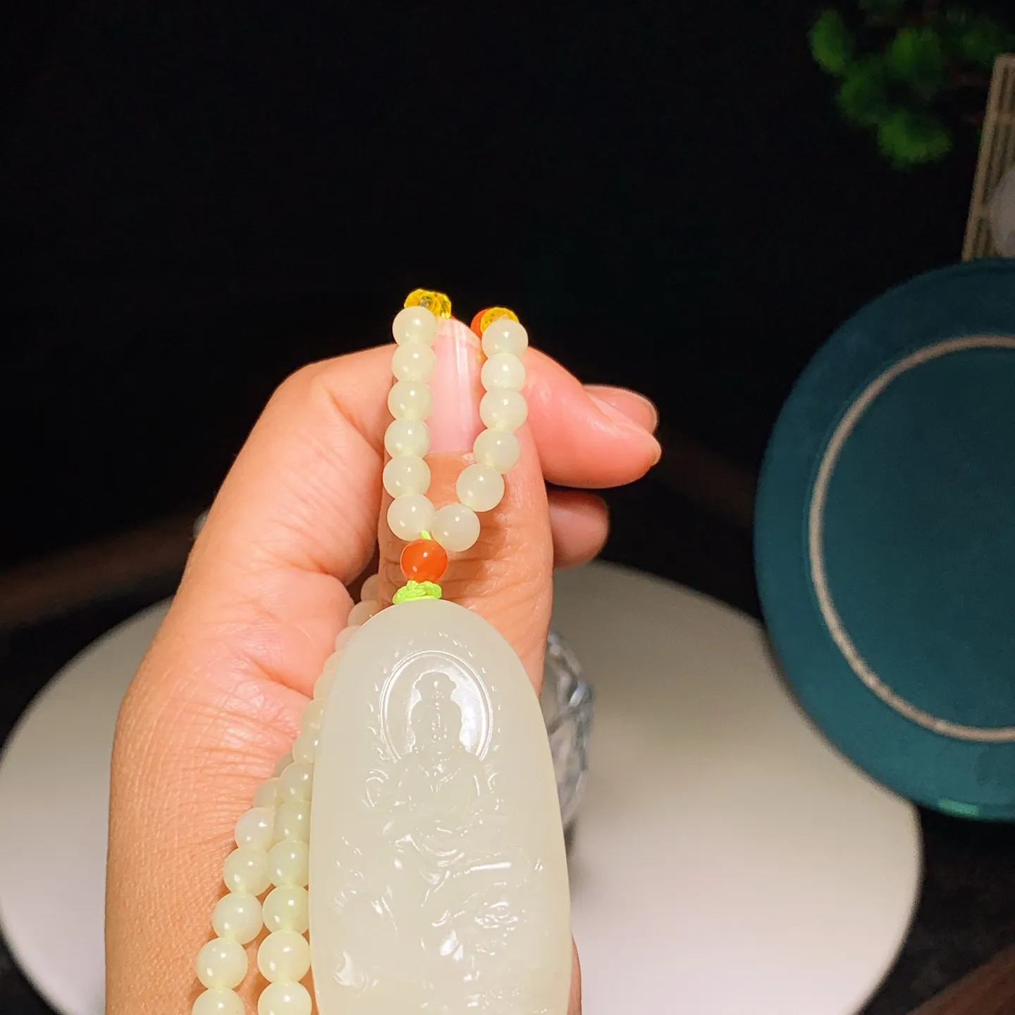 新疆和田玉若羌黄口料文殊菩萨牌子挂件。尺寸50/25/12重50.7克。内径玉质细腻油润。手推出油。佩戴高端典雅。lt251205