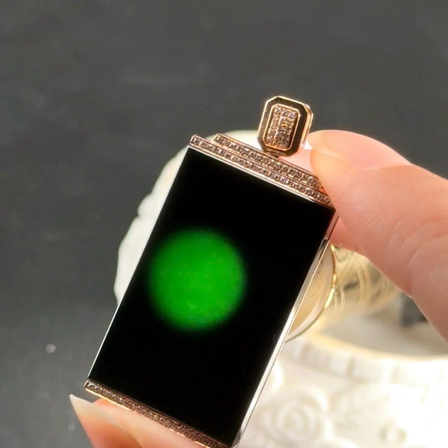 精品18k墨翠无事牌 种好色正 黑度极好 打灯通透 油性十足  尺寸42.1