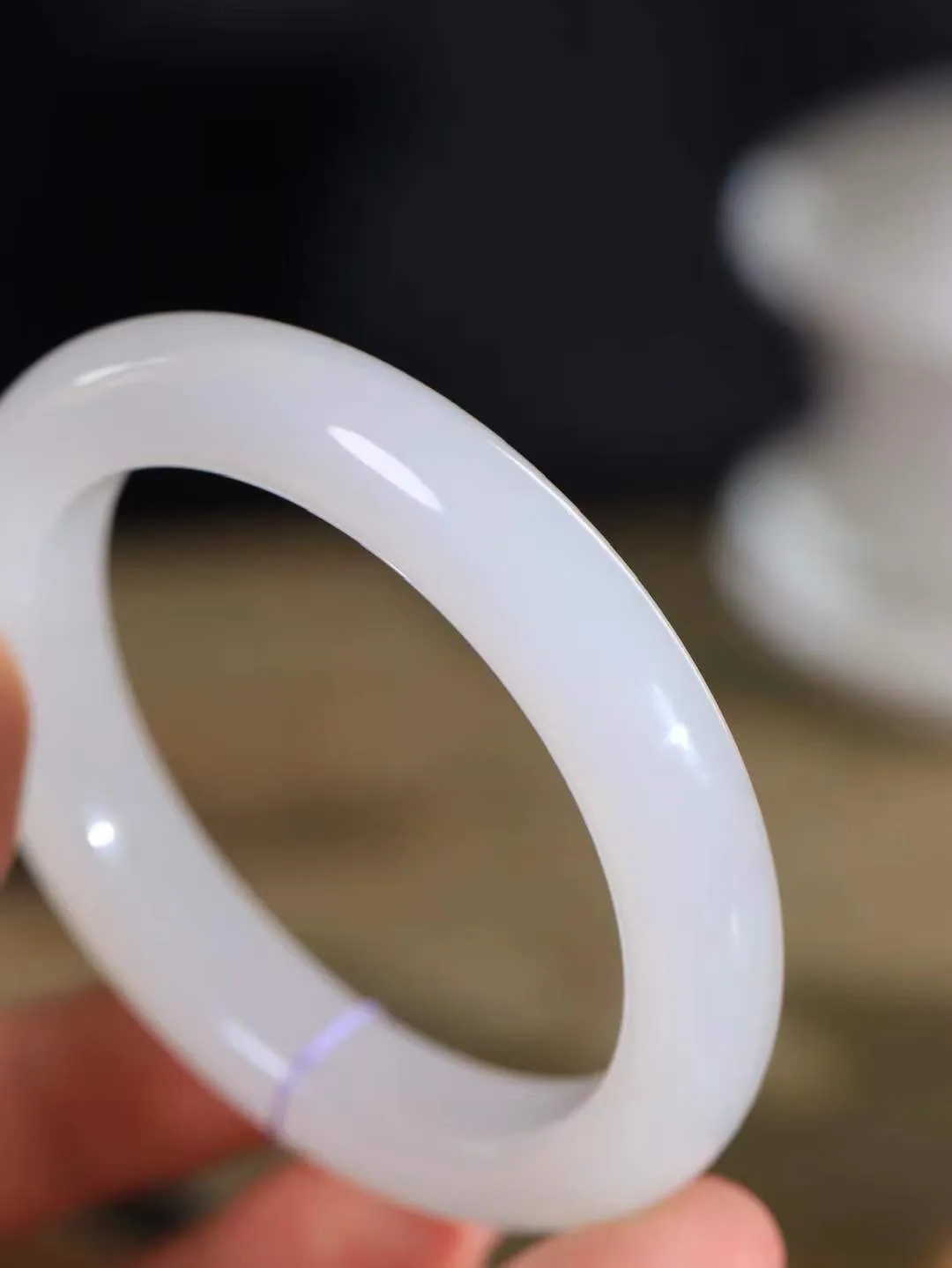 【诗情画意.手镯】

精品和田玉白玉手镯   细腻油脂,手感润滑。意韵飘渺，温雅细腻，工艺精湛，️氤氲诗意的美跃然于手腕之间，给人以出尘的风雅，优美脱俗，气质非凡。重56.3克 内径56mm尺寸11.5-9.5mm  22120500A