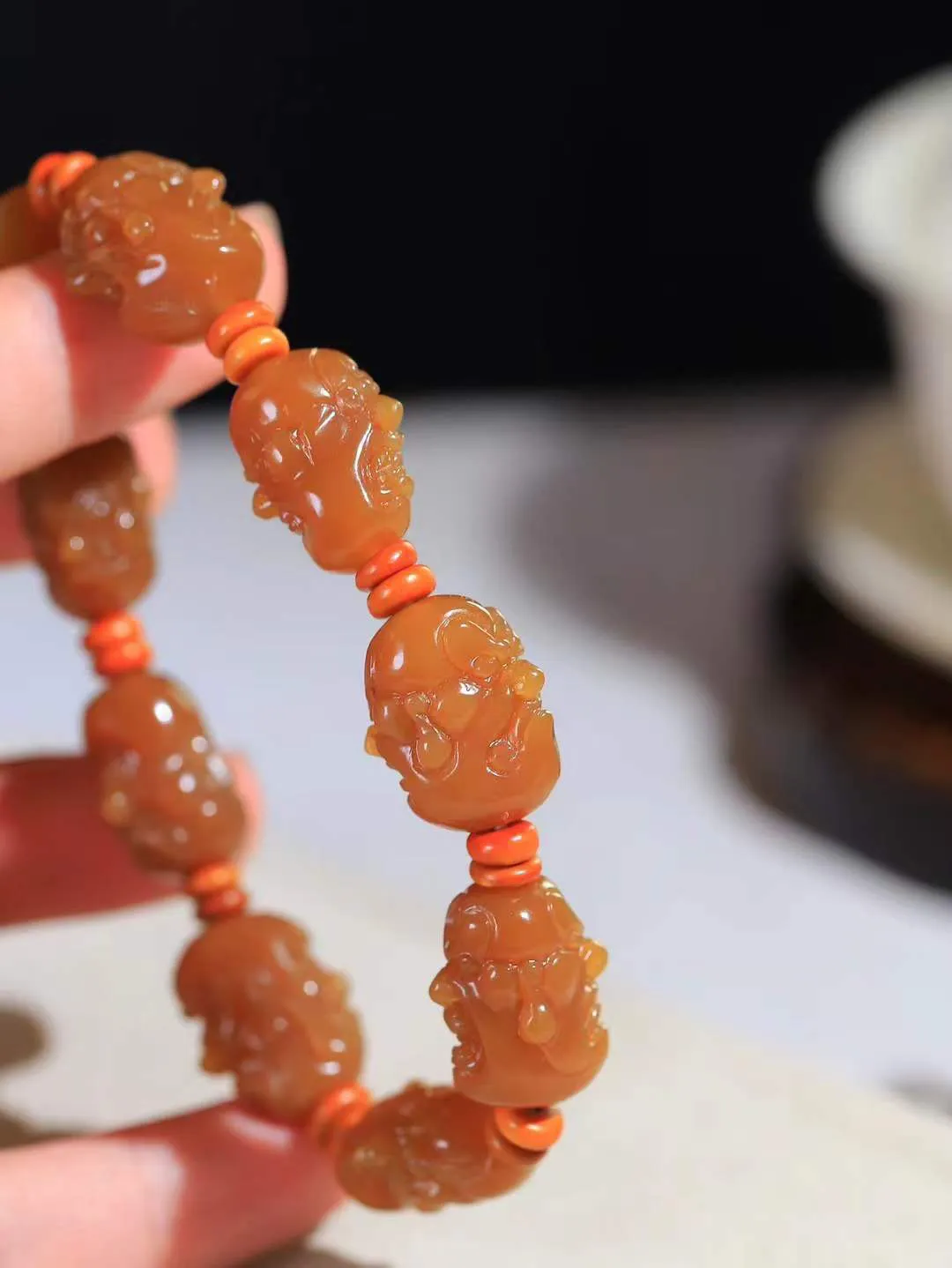 （十八罗汉.手串）

精品和田玉糖玉十八罗汉手串，玉质温润细腻 油性十足 颗颗饱满圆润。罗汉有着金刚不坏之身，修行得道，六根清净， 象征坚毅坚强、顺畅如意、幸福安康，在遇到任何困难时，能够逢凶化吉、消灾避灾。重41.6克 尺寸取一19.8-15.5-10.2mm FDA-121102776