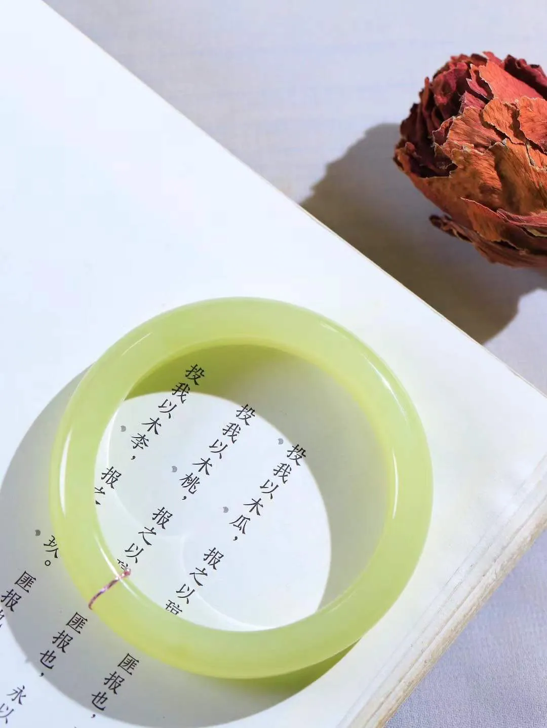 （一见倾心.手镯）

精品️和田玉黄口手镯，玉质温润细腻 油性十足 手感舒适，高华雅逸，线条流畅，简约大气，美自天成，素雅高贵。佩戴于腕间，婉约之美，举手投足间透出那低调奢华。重45.2克  尺寸54-11-8.5mm  56120536A