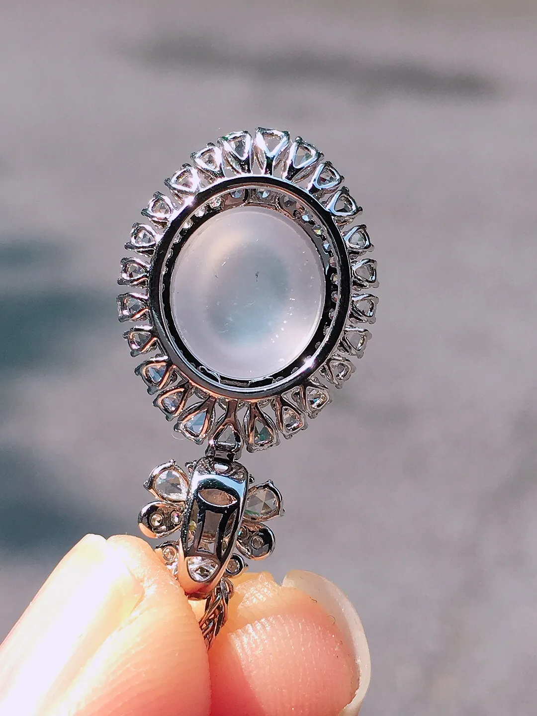 玻璃种蛋面吊坠，玉质细腻，荧光感超
强，饱满圆润，尽显优雅气质，18k
金豪华镶嵌