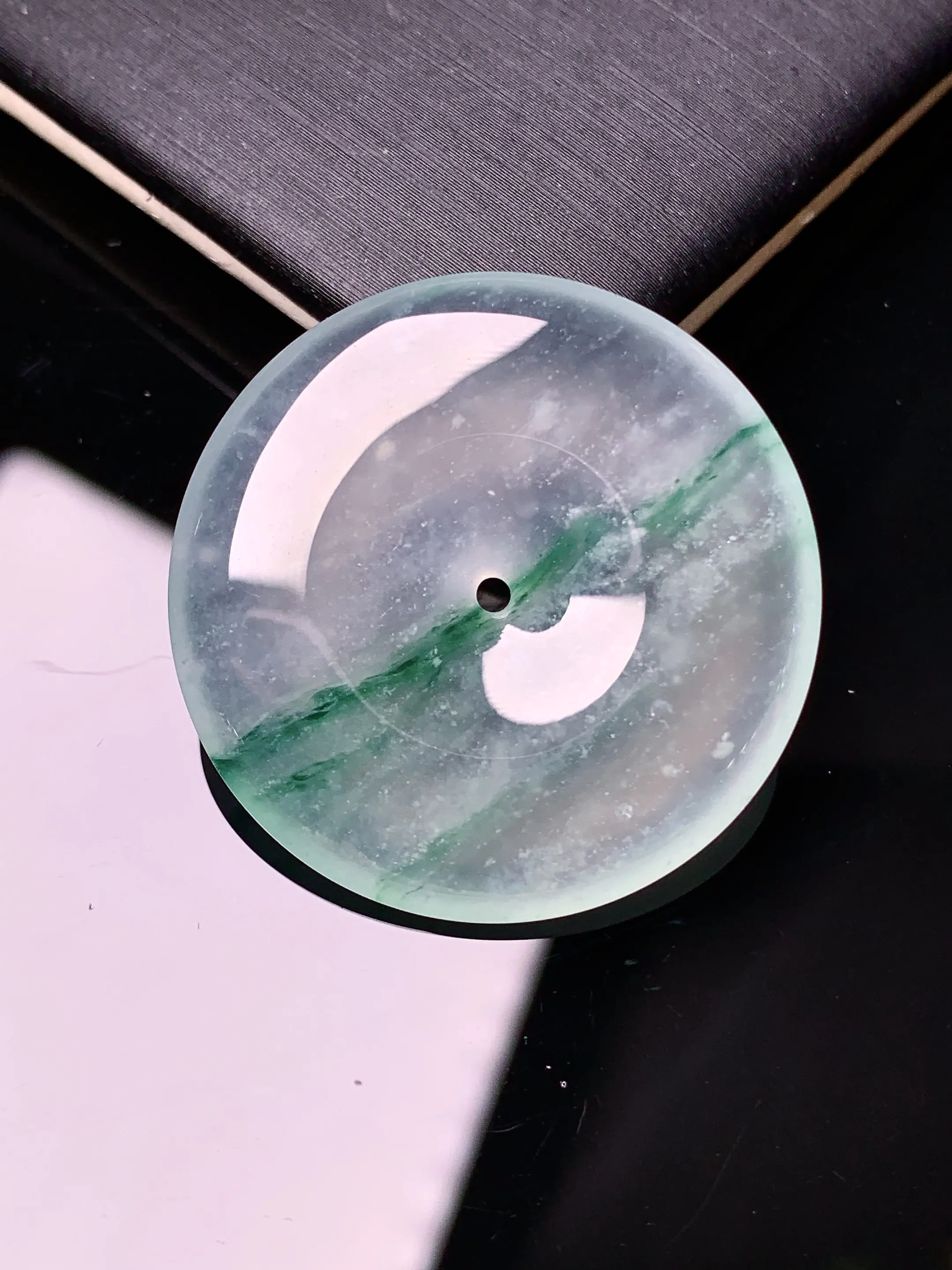 玻璃种飘绿平安扣吊坠 玉质细腻 色泽清新艳丽 整体尺寸30*5