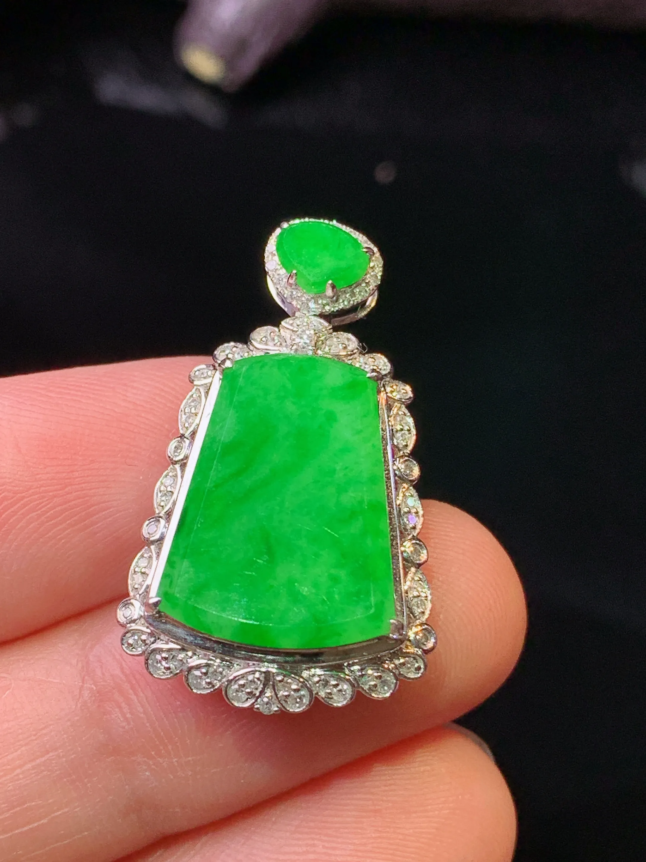 18k金钻镶嵌满绿无事牌吊坠 玉质细腻 色泽清新艳丽 整体尺寸28*16.8*6.8