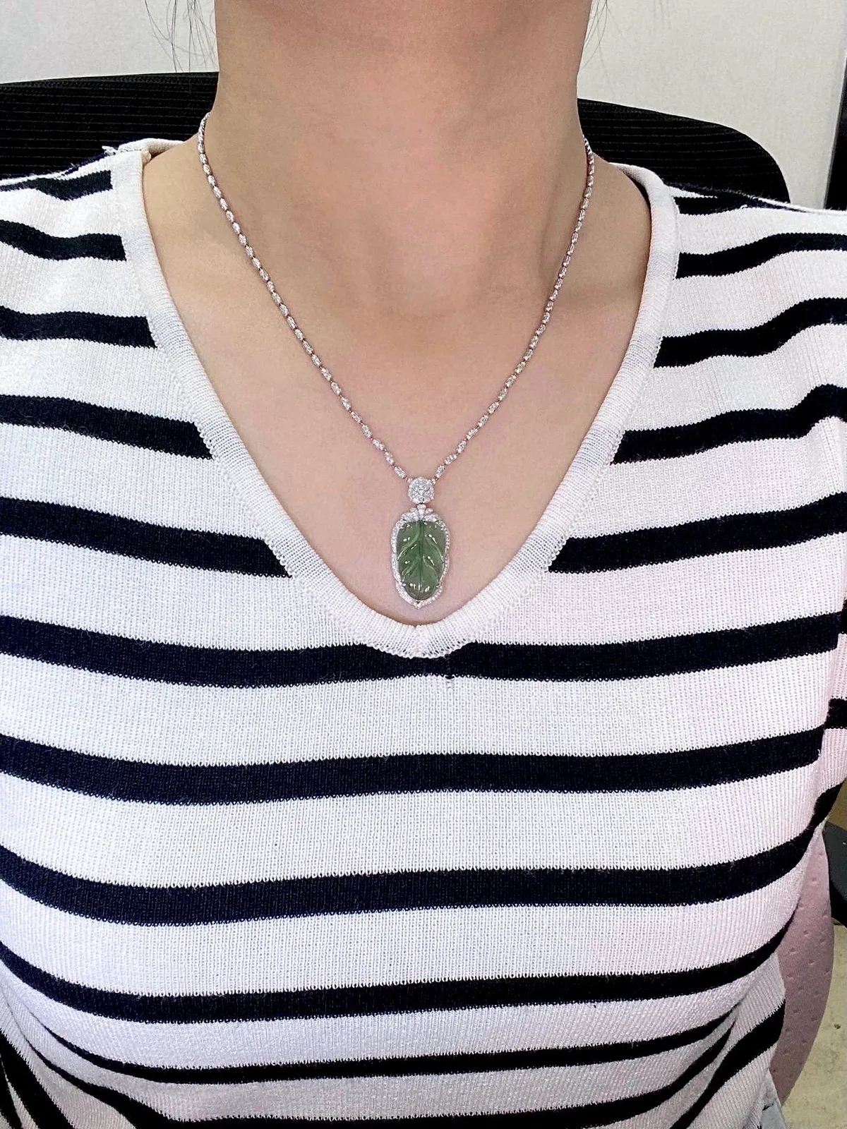 【冰种晴底叶子】金枝玉叶，质地细腻，冰润透亮，光泽出众，18k金钻镶嵌，裸石尺寸20.4*12.3*3.6毫米