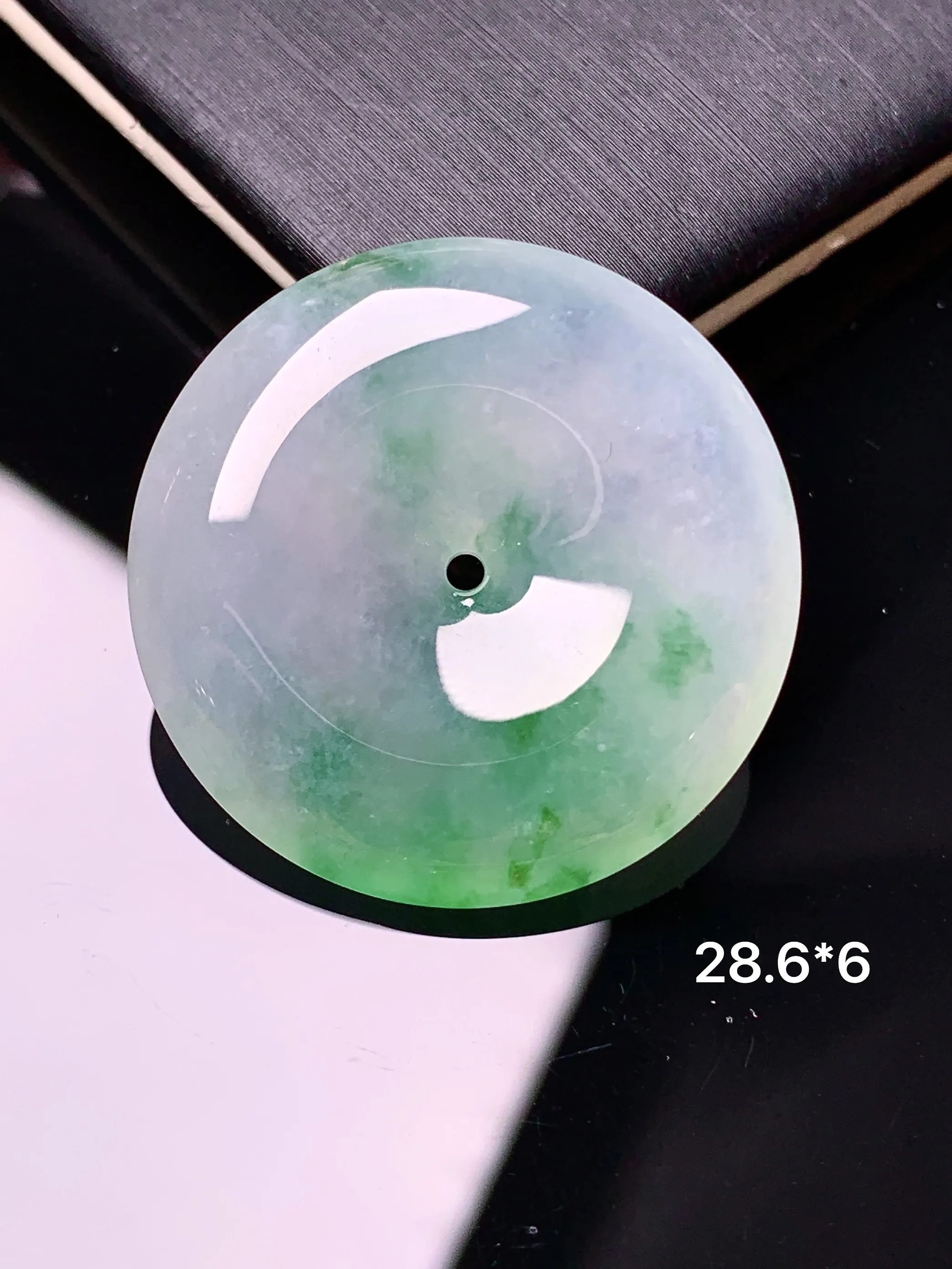 飘绿平安扣吊坠 玉质细腻 色泽清新艳丽 整体尺寸28.6*6