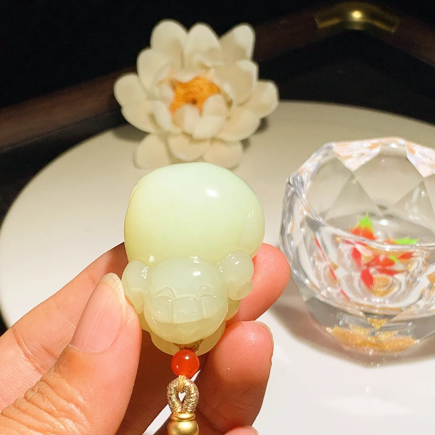 新疆和田玉若羌黄口料招财猪挂件。尺寸38/28/21重38.8克。内径玉质细腻油润。手推出油。佩戴高端典雅。lt251205