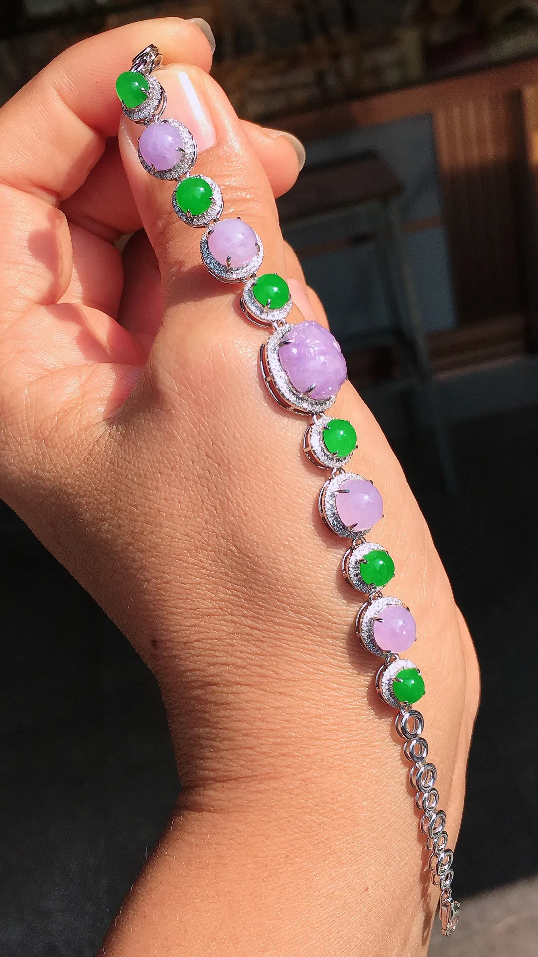 （紫+绿）蛋面手链，色泽均匀艳丽，玉质细腻，荧光感超
强，饱满圆润，尽显优雅气质，18k
金豪华镶嵌