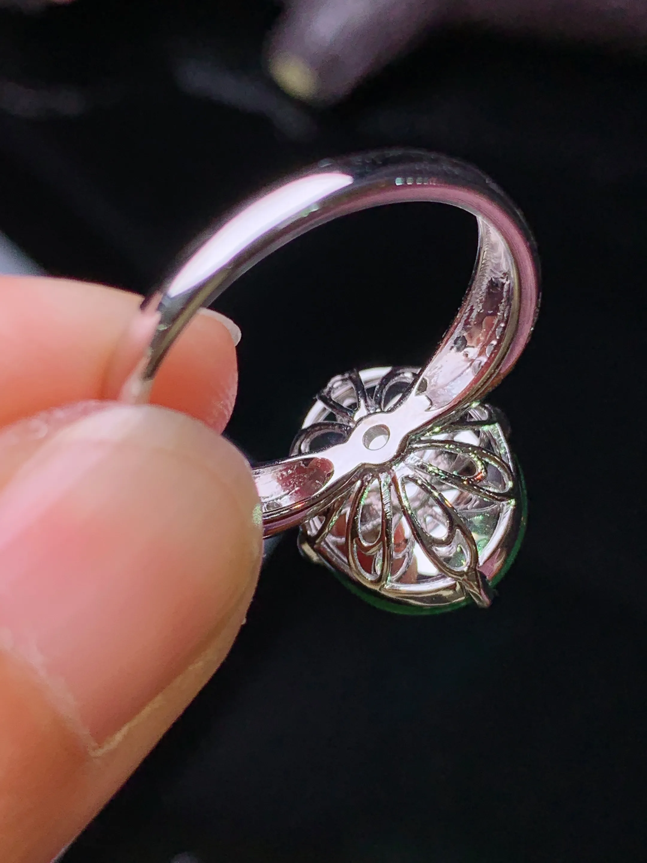 18k金钻镶嵌满绿蛋面戒指 玉质细腻 色泽清新艳丽 圈口14.5 整体尺寸12.8*10.3*6.8