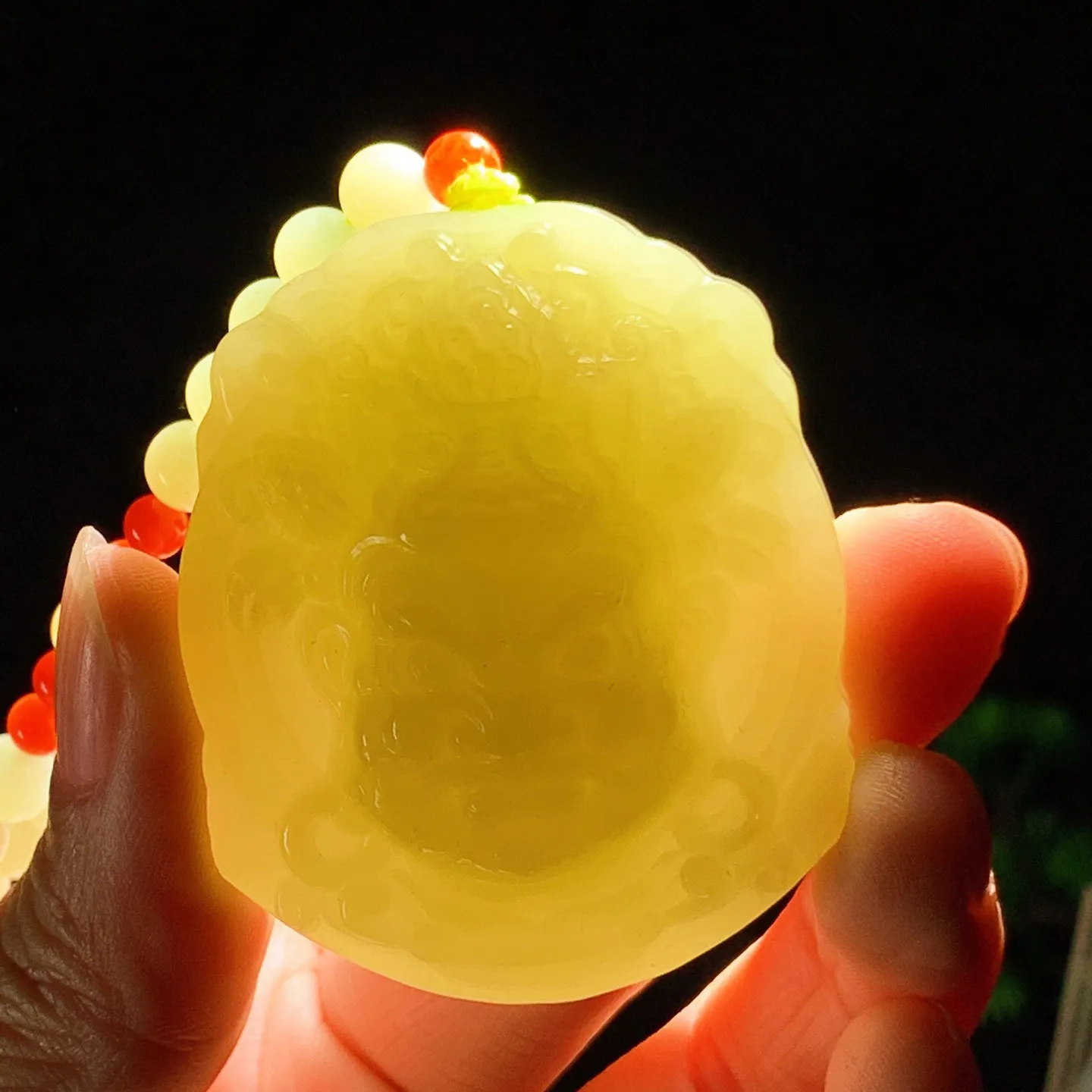 新疆和田玉若羌黄口料不动明王头牌子挂件。尺寸50/42/18重94.8克。内径玉质细腻油润。手推出油。佩戴高端典雅。lt251205