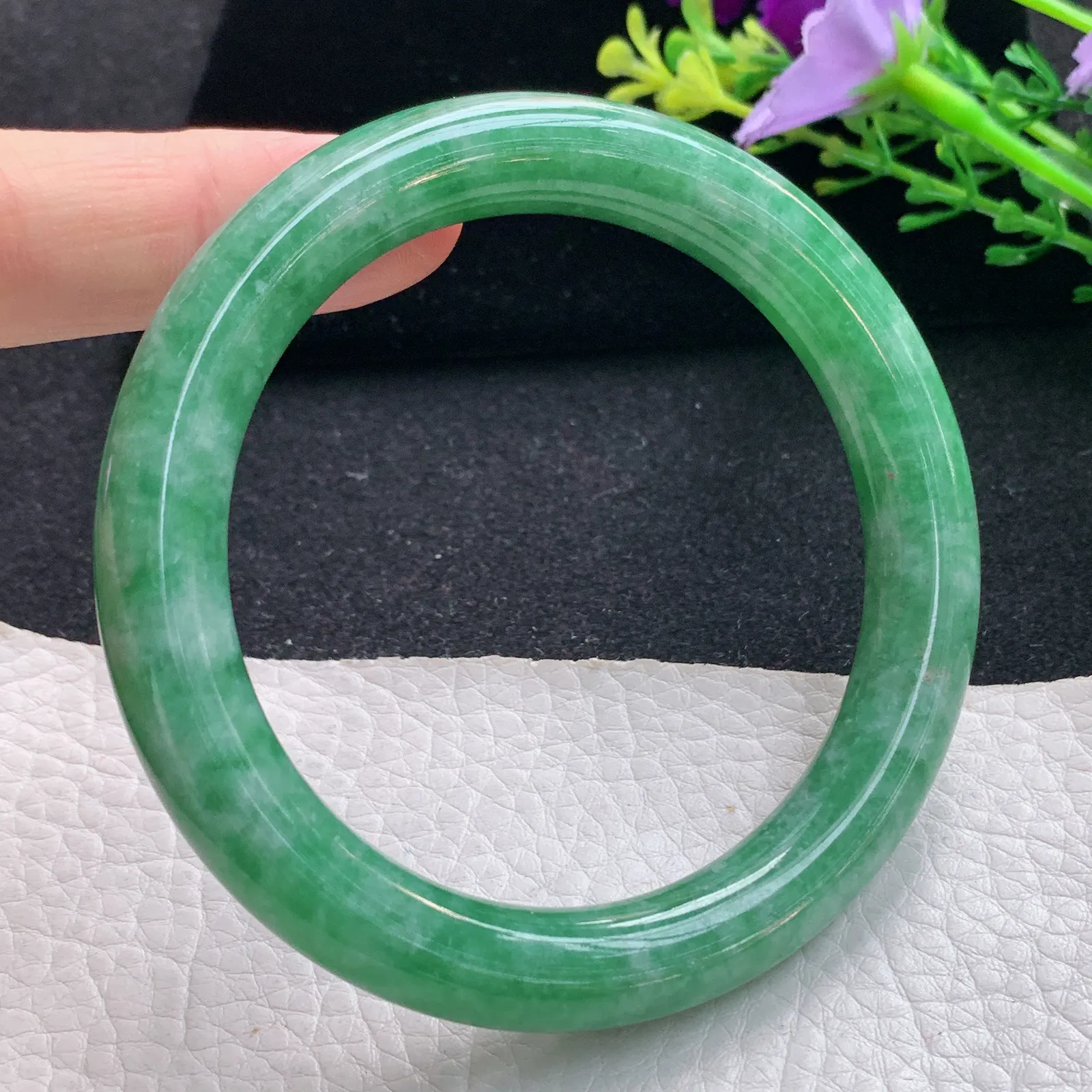n自然光59*10.3*10美人镯 翡翠a货玉手镯满绿圆条珠宝玉手环