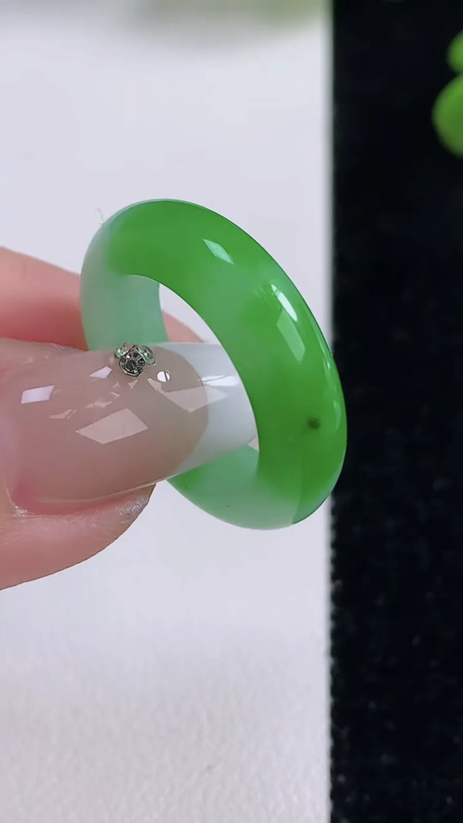 翡翠a货冰种飘阳绿指环 戒指，尺寸17-5.6-3.6，重量:4.78g