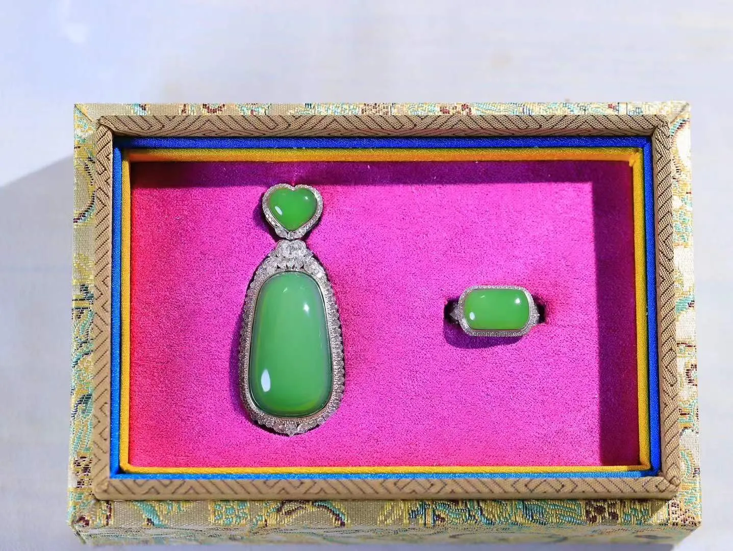 一套【金镶玉.套装】

收藏传家级臻品️和田玉碧玉戒指 吊坠 套装，18k金精工镶嵌，器形圆润饱