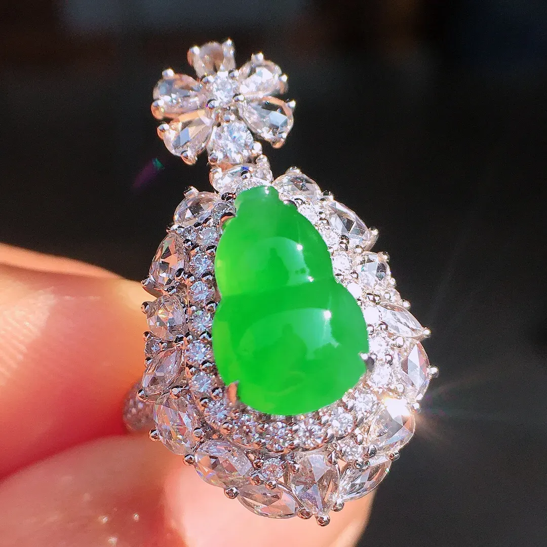 阳绿葫芦戒指/吊坠两用款，色泽均匀艳丽，玉质细腻，荧光感超
强，饱满圆润，尽显优雅气质，18k
金豪