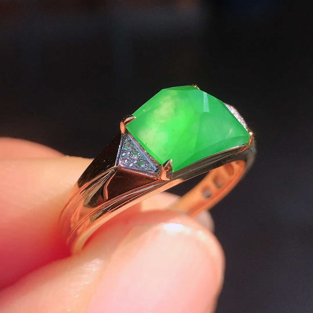阳绿方块戒指，色泽均匀艳丽，玉质细腻，荧光感超
强，饱满圆润，尽显优雅气质，18k
金豪华镶嵌