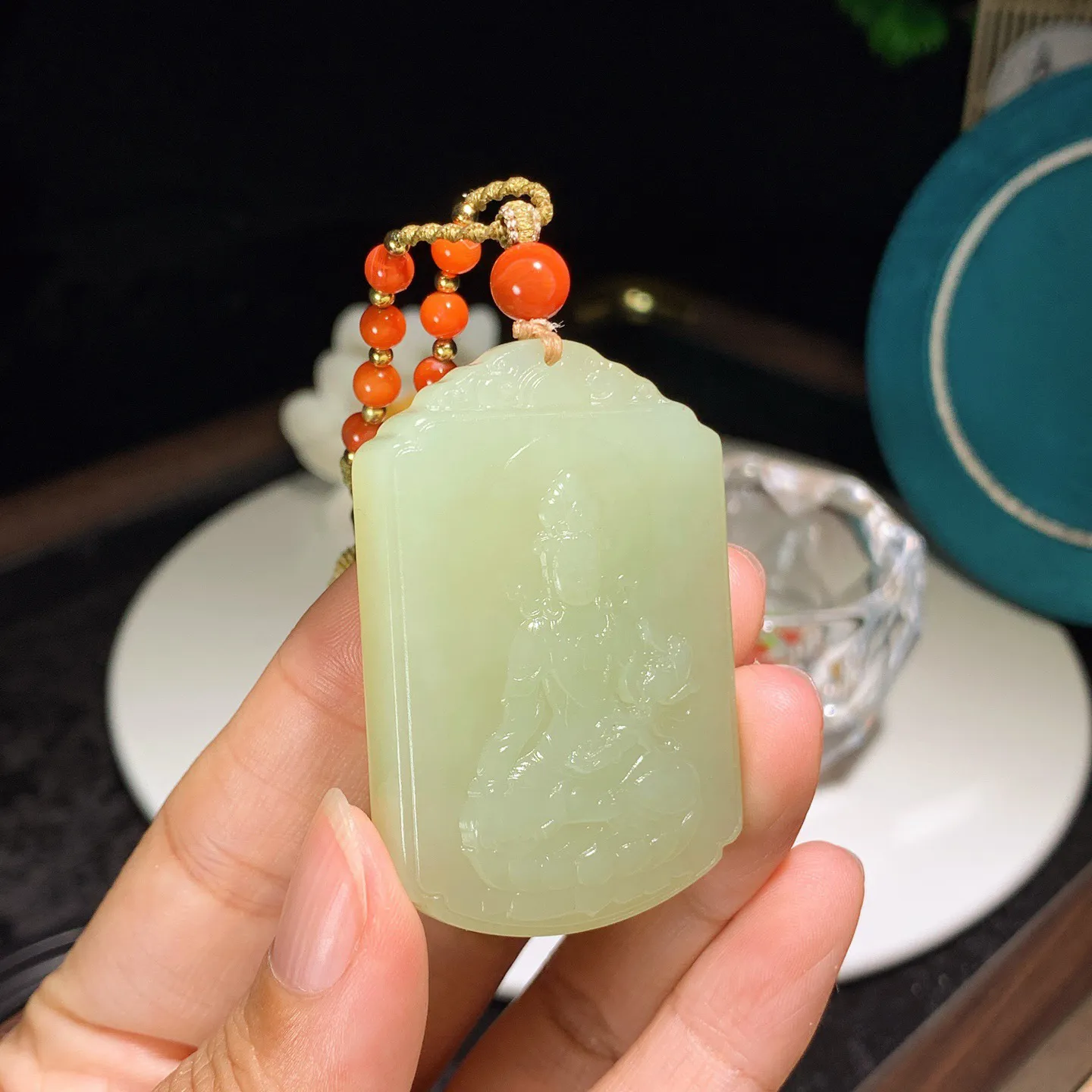 新疆和田玉若羌黄口料大势至菩萨牌子挂件。尺寸52/35/10重44克。内径玉质细腻油润。手推出油。佩戴高端典雅。lt251205