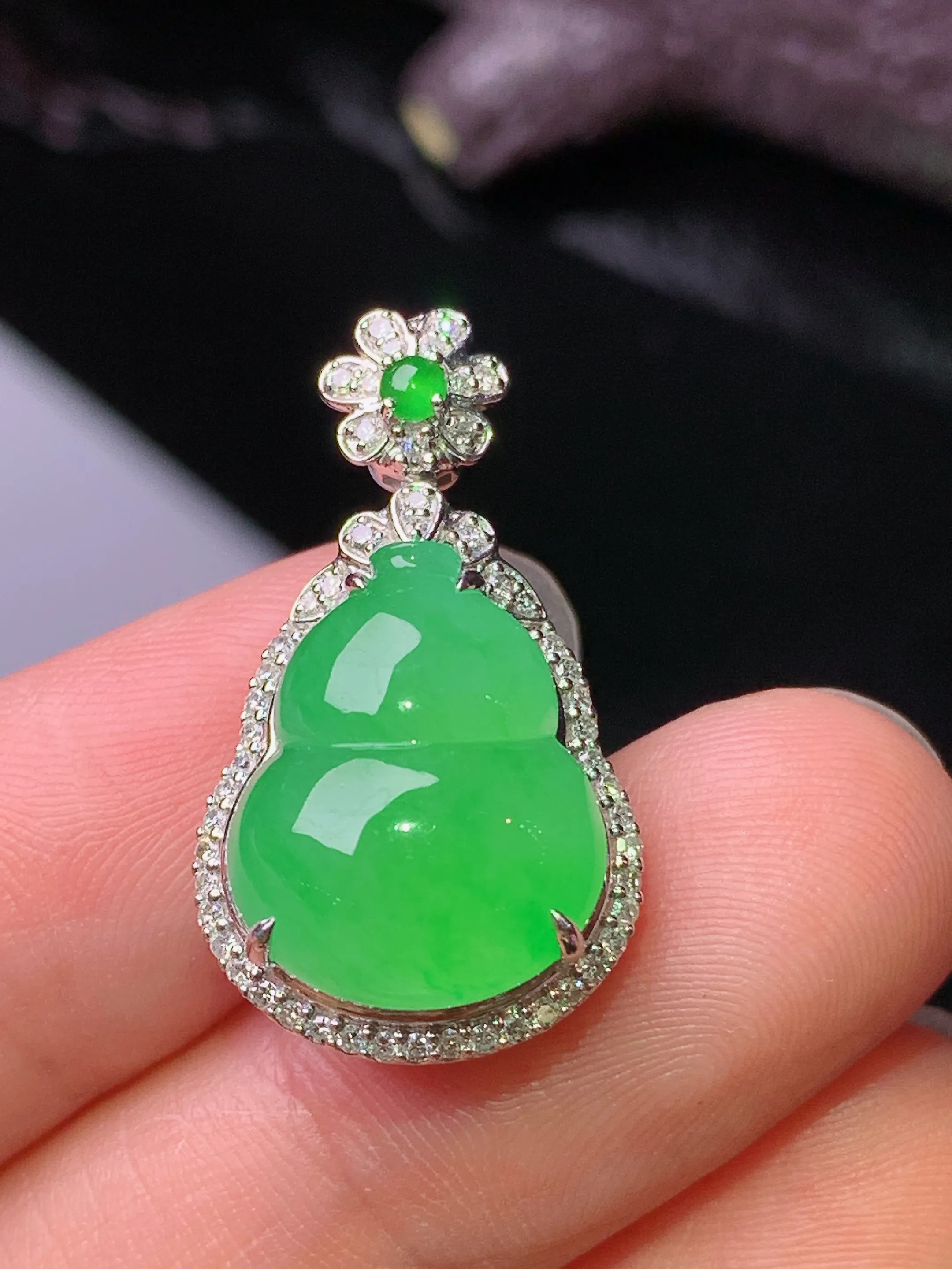 18k金钻镶嵌翠绿葫芦吊坠 玉质细腻 色泽清新艳丽 整体尺寸26*14.8*10.5