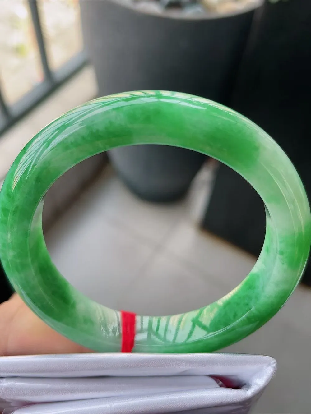 【翡翠名称】老坑种阳绿56正圈口翡翠手镯
【翡翠尺寸】56-12-9.5mm适合55-57正圈口佩戴
【翡翠描述】缅甸天然翡翠A货，种老水足，玉质细腻，色泽靓丽，性价比高，佩戴效果好！