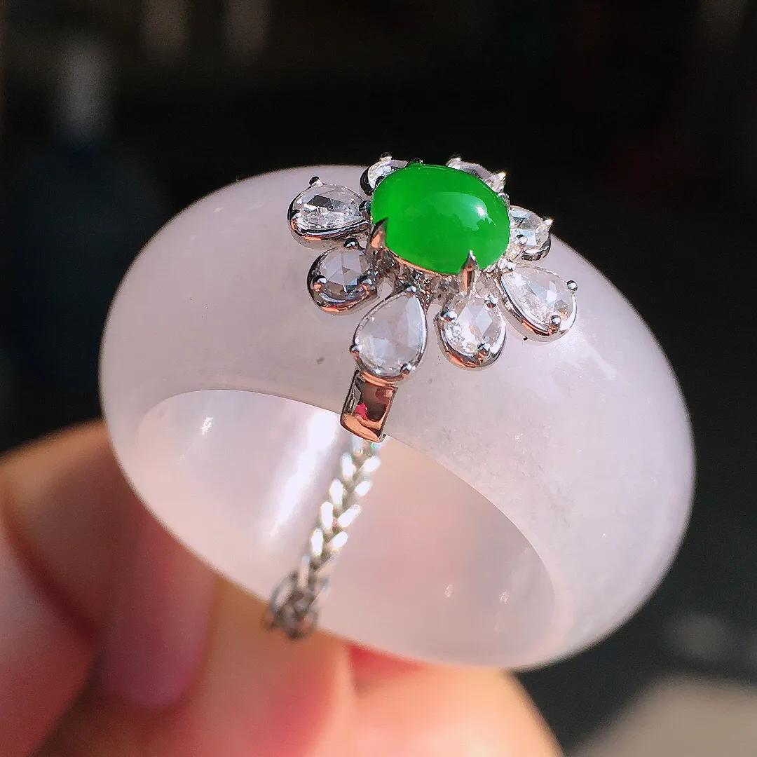 冰种指环，色泽均匀艳丽，玉质细腻，荧光感超
强，饱满圆润，尽显优雅气质，18k
金豪华镶嵌