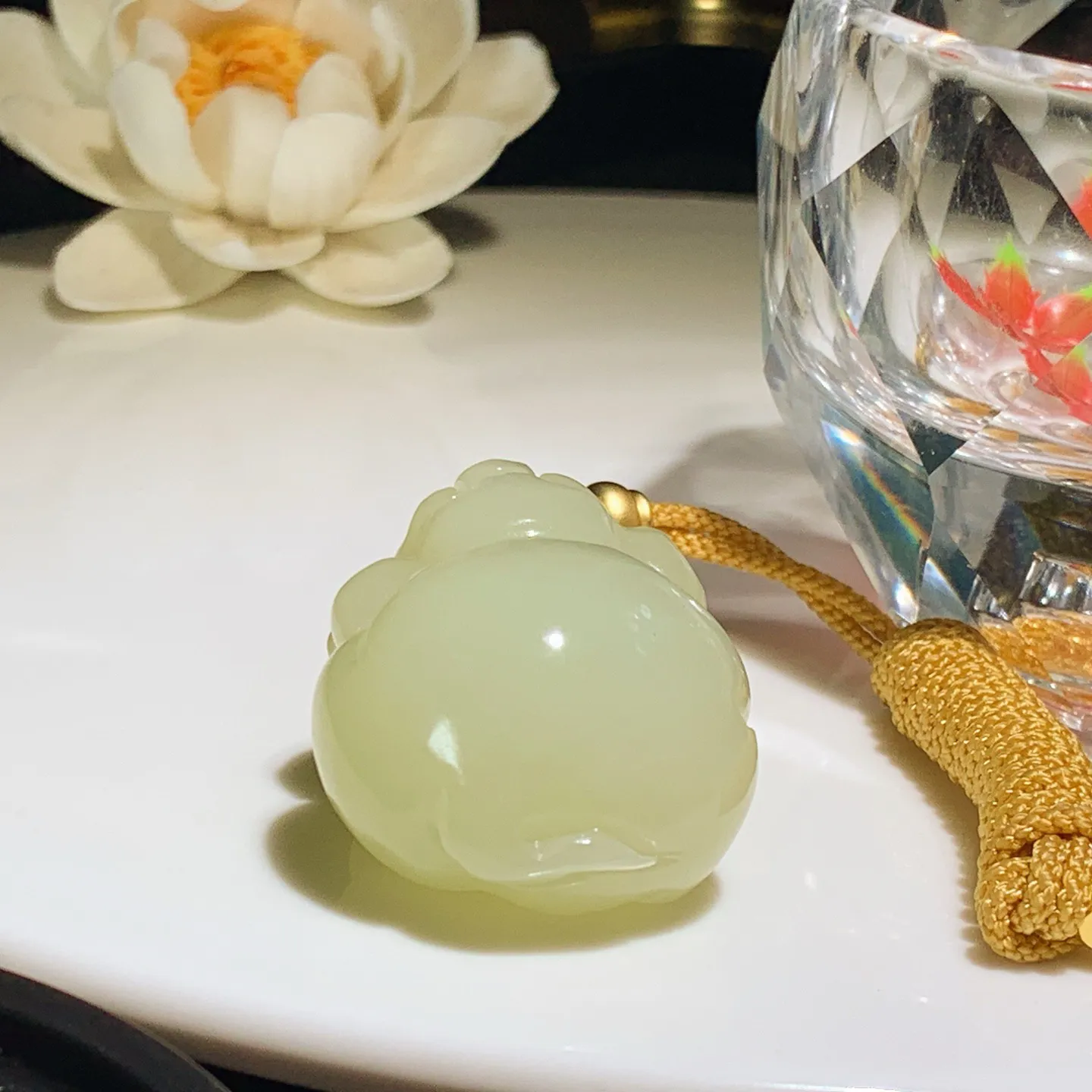 新疆和田玉若羌黄口料招财猪挂件。尺寸38/28/21重38.8克。内径玉质细腻油润。手推出油。佩戴高端典雅。lt251205