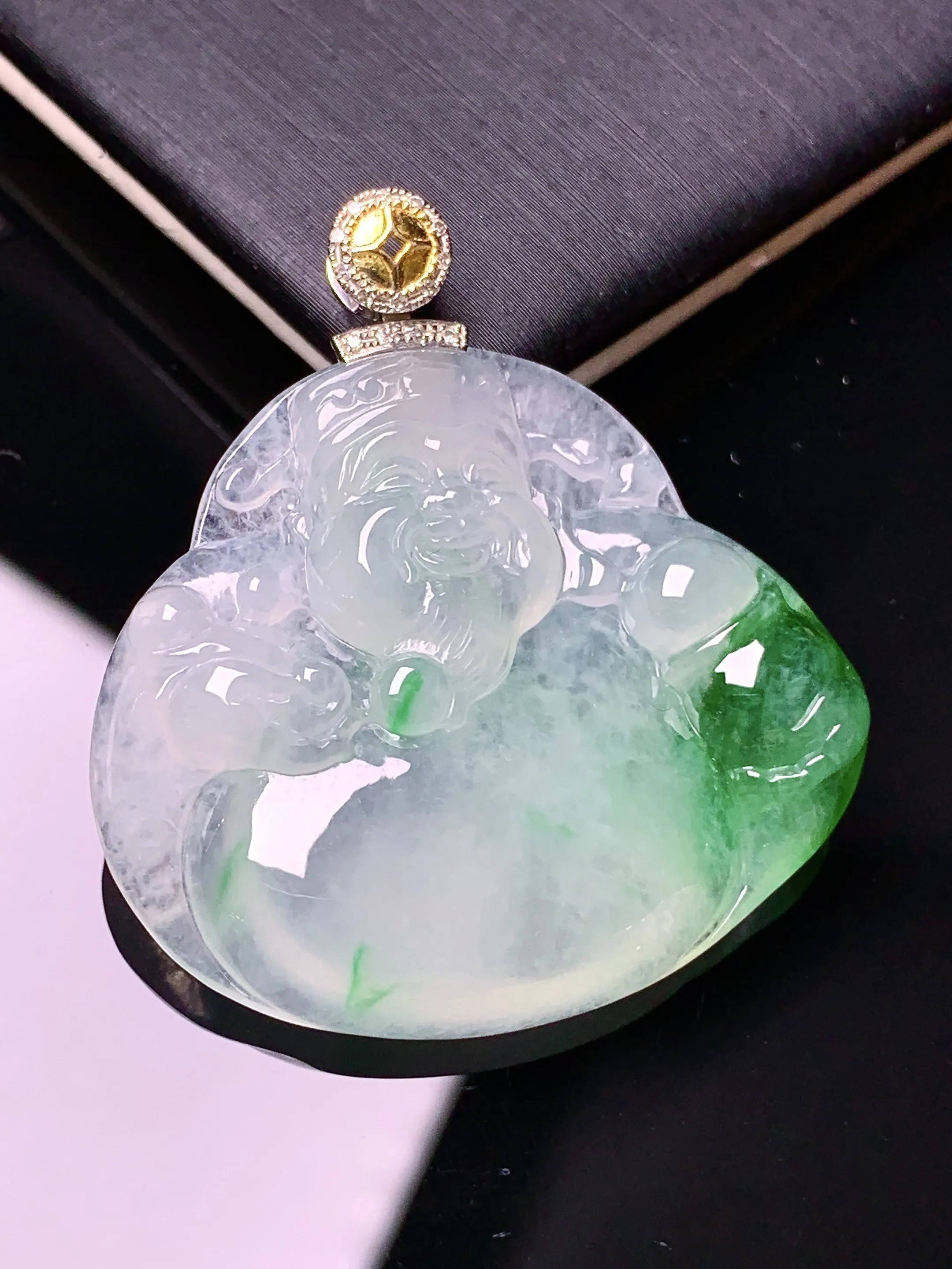 18k金钻镶嵌飘绿财神吊坠 玉质细腻 色泽清新艳丽 整体尺寸38.8*35.3*6