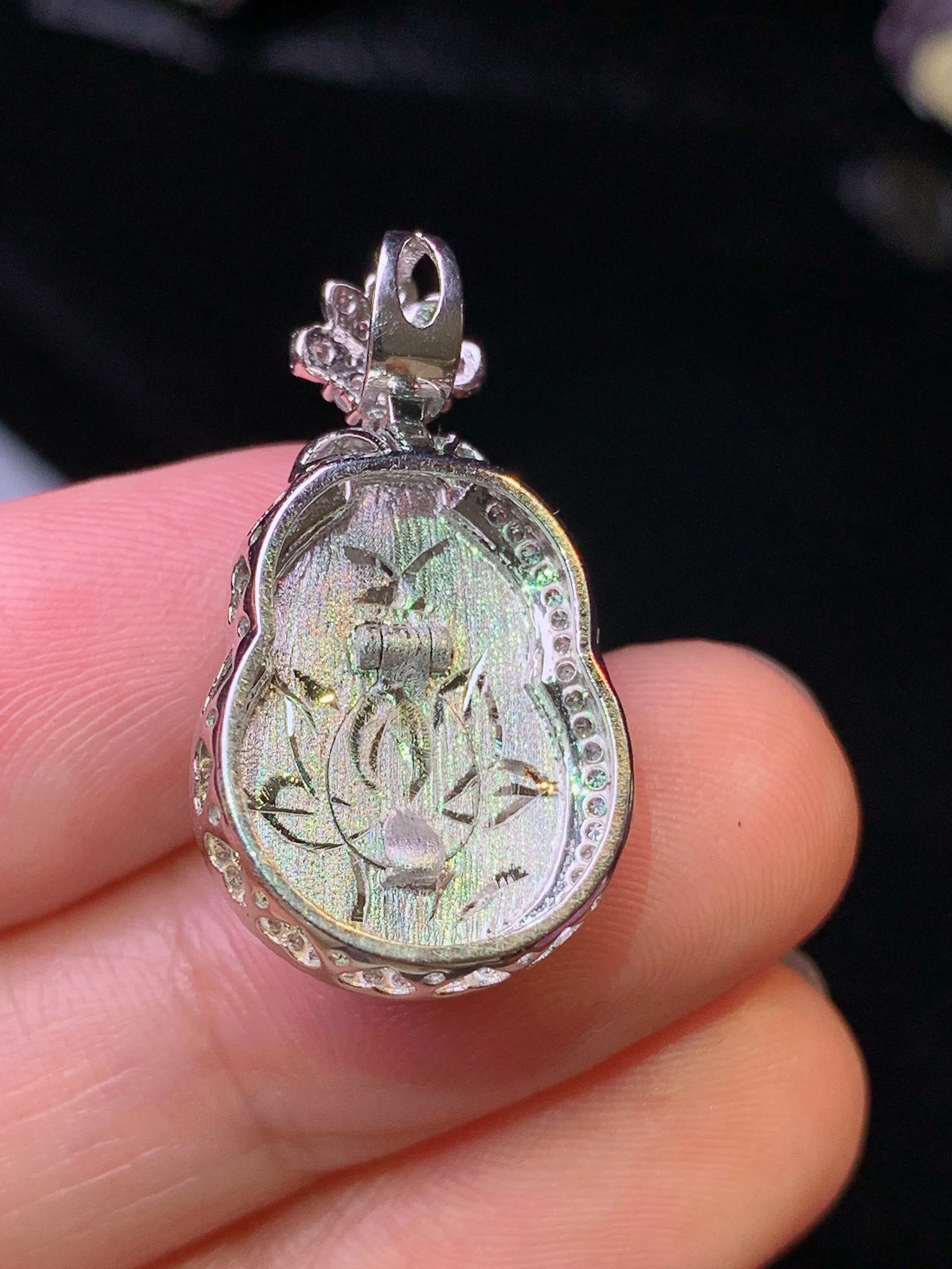 18k金钻镶嵌翠绿葫芦吊坠 玉质细腻 色泽清新艳丽 整体尺寸26*14.2*10.3