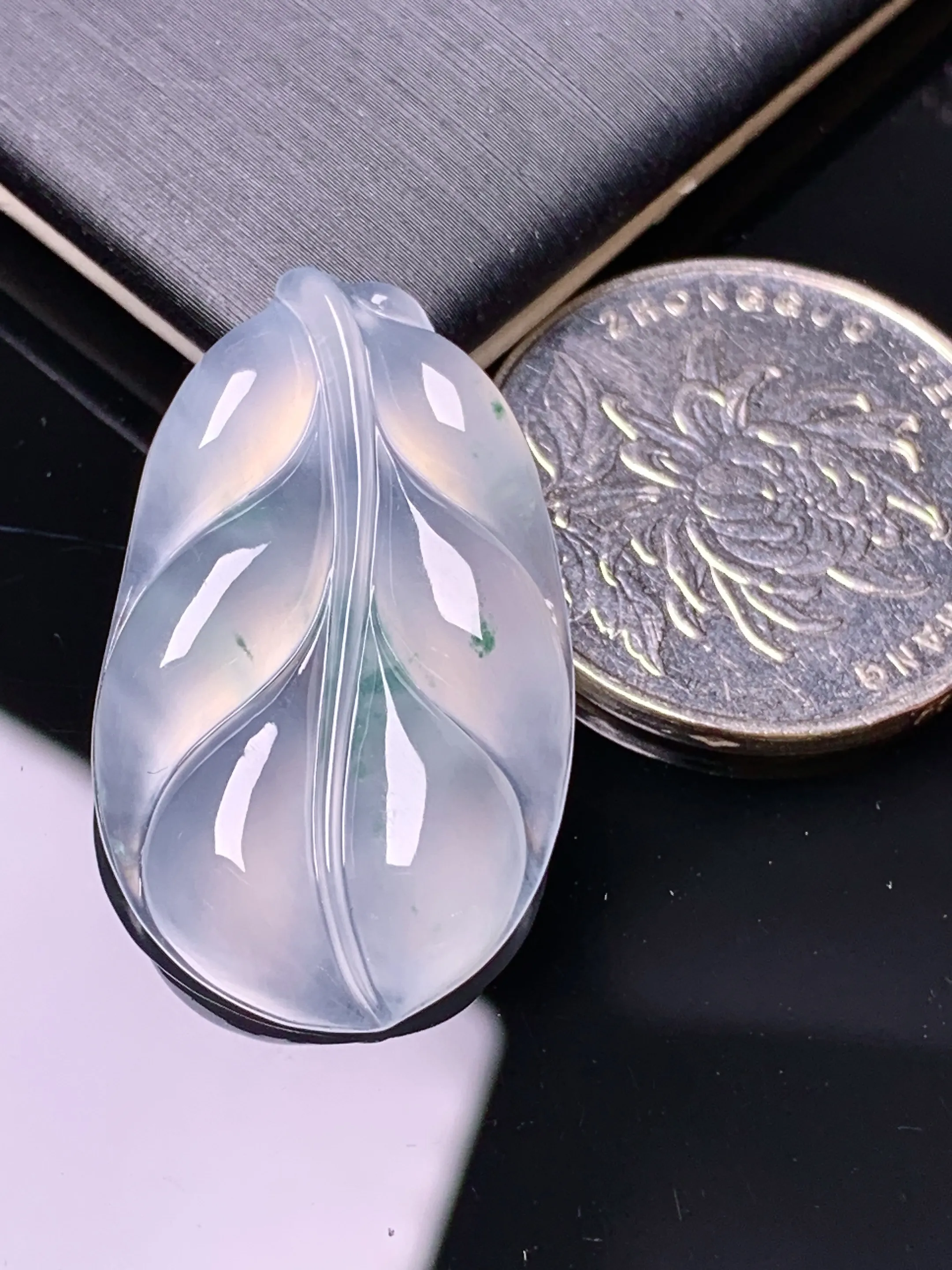 冰种树叶吊坠 玉质细腻 色泽清新艳丽 整体尺寸31.6*19*4.3