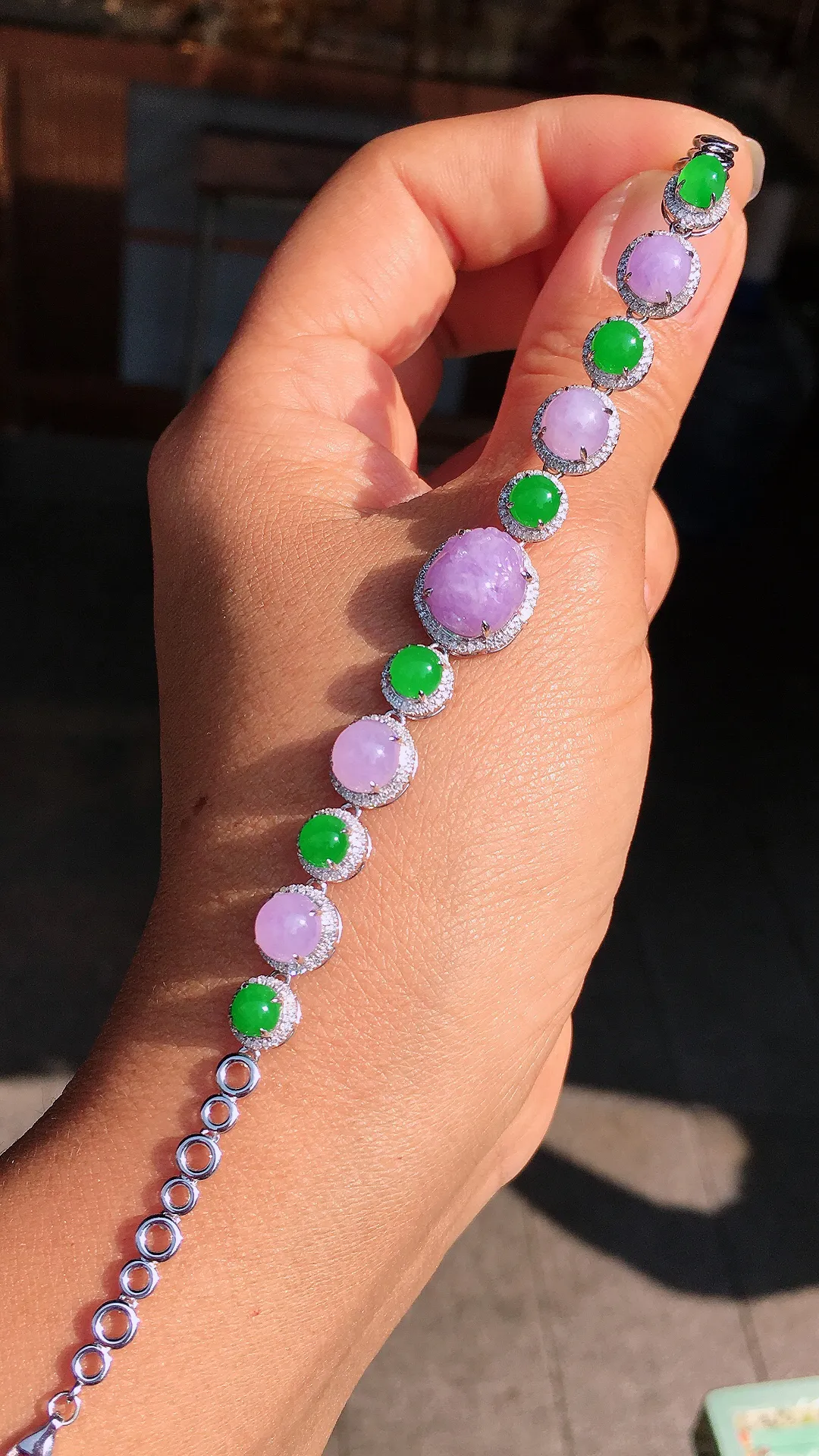 （紫+绿）蛋面手链，色泽均匀艳丽，玉质细腻，荧光感超
强，饱满圆润，尽显优雅气质，18k
金豪华镶嵌