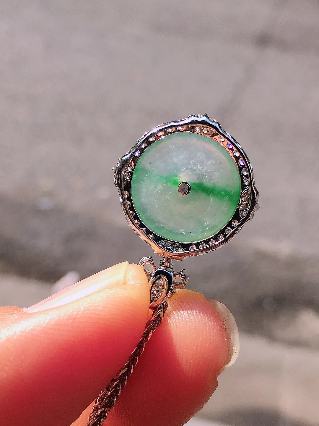 冰飘绿平安扣吊坠，色泽艳丽，玉质细腻，荧光感超
强，饱满圆润，尽显优雅气质，18k
金豪华镶嵌