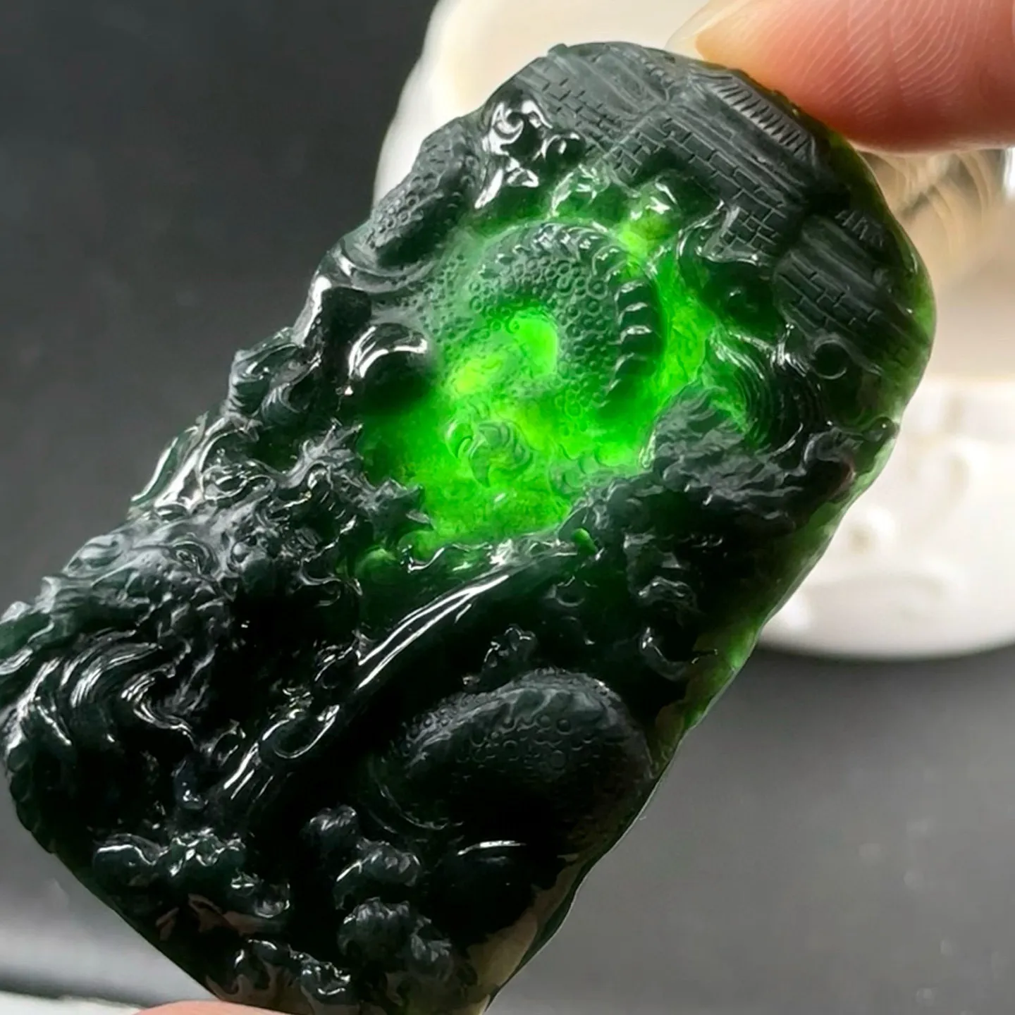 精品墨翠龙牌 种好色正 黑度足 打灯通透 尺寸54.9