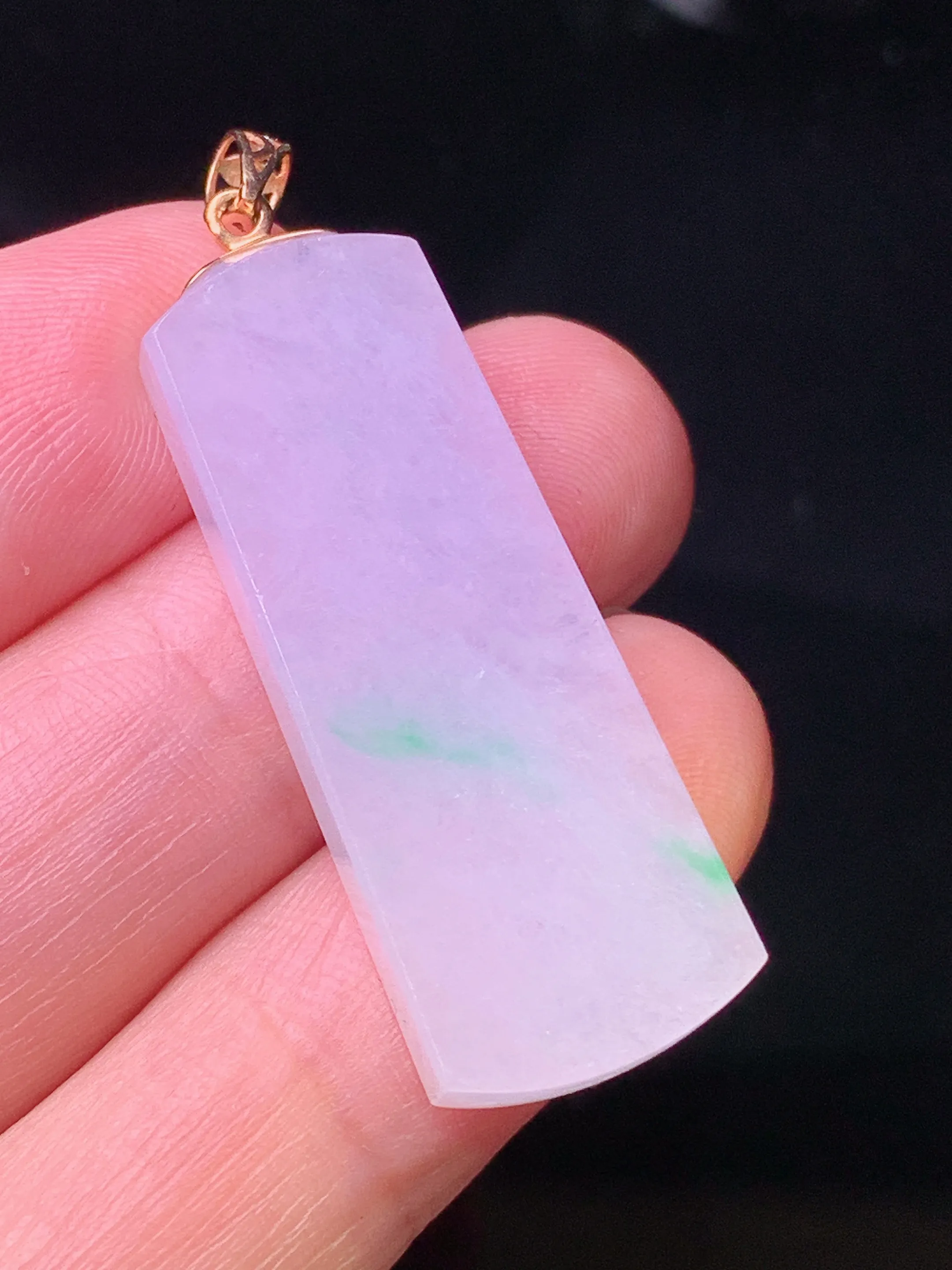 18k金镶嵌紫罗兰无事牌吊坠 玉质细腻 色泽清新艳丽 整体尺寸40*12.7*4.5